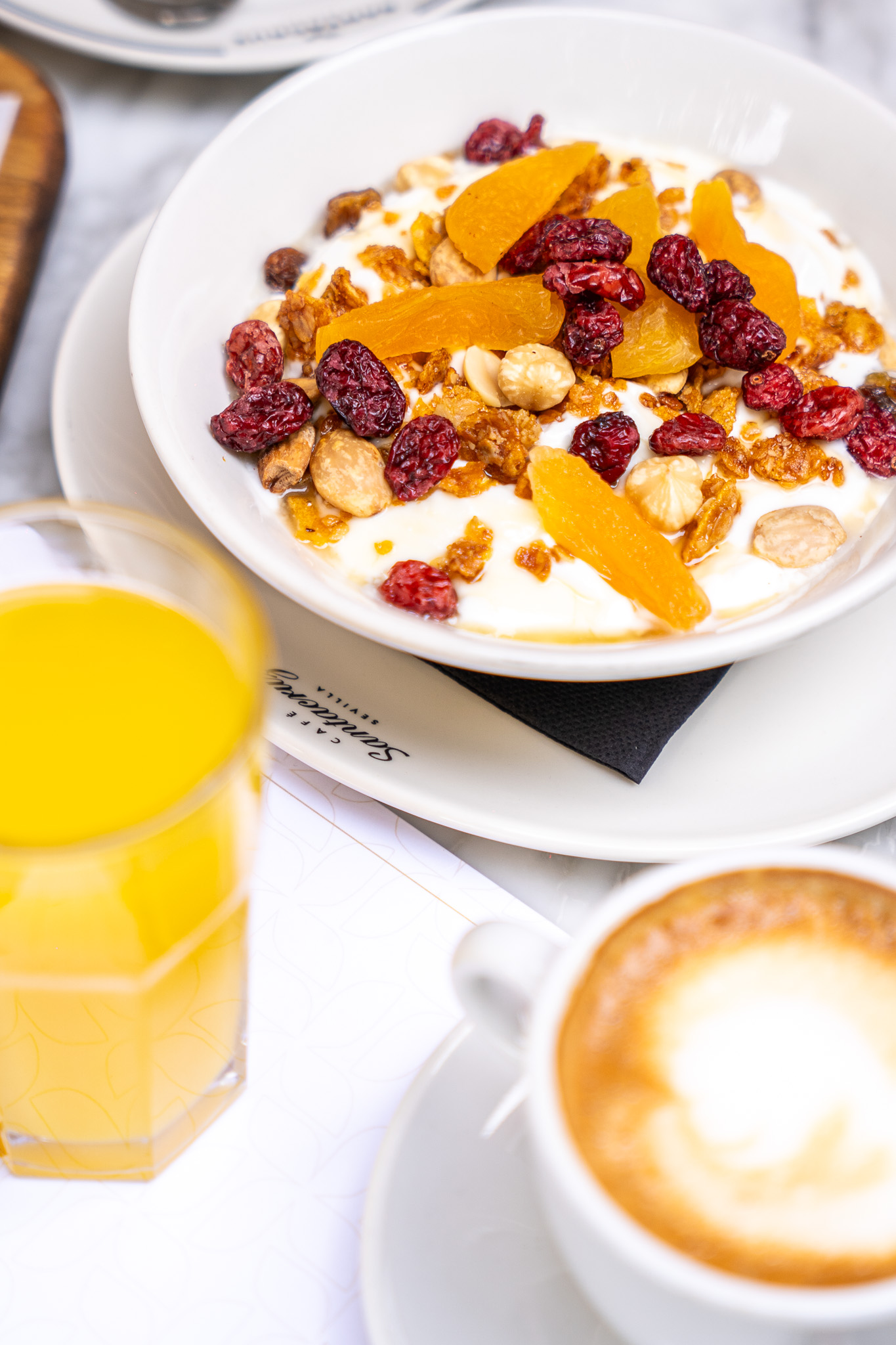 Yogur + Muesli Casero + Frutas + Miel + Frutos Secos