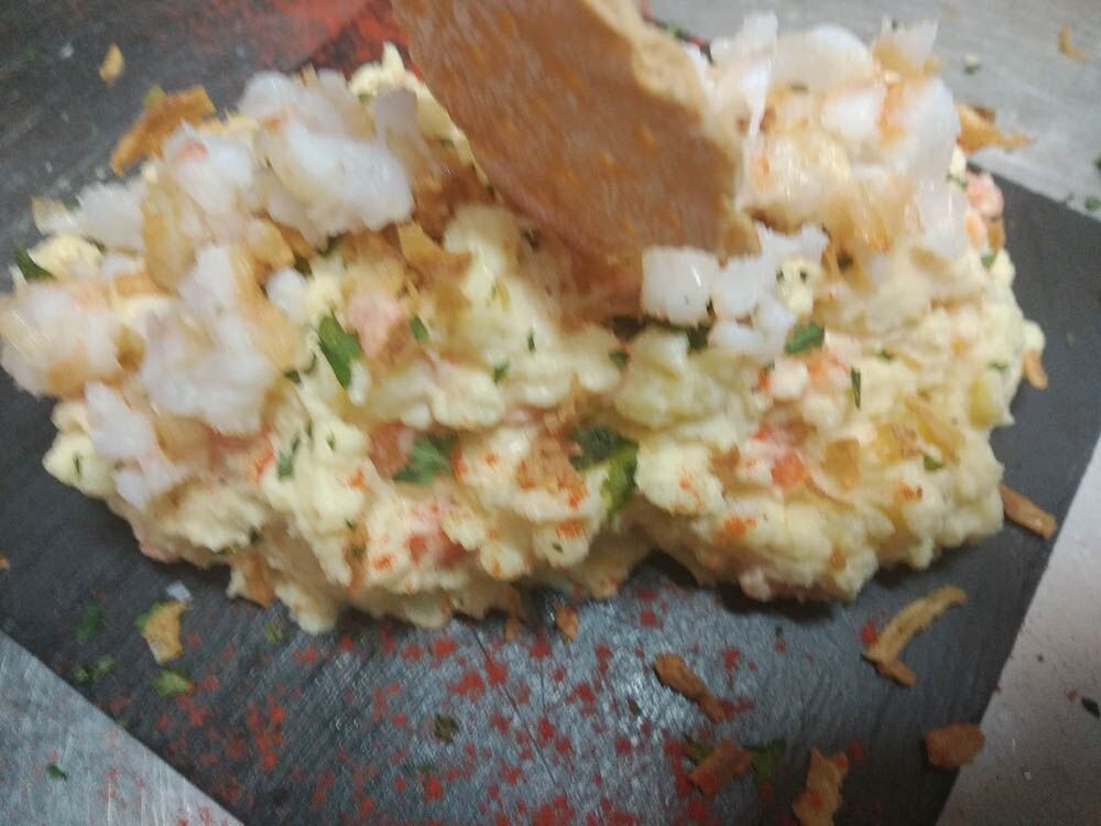 土豆沙拉配蛋黄酱，金枪鱼，蔬菜