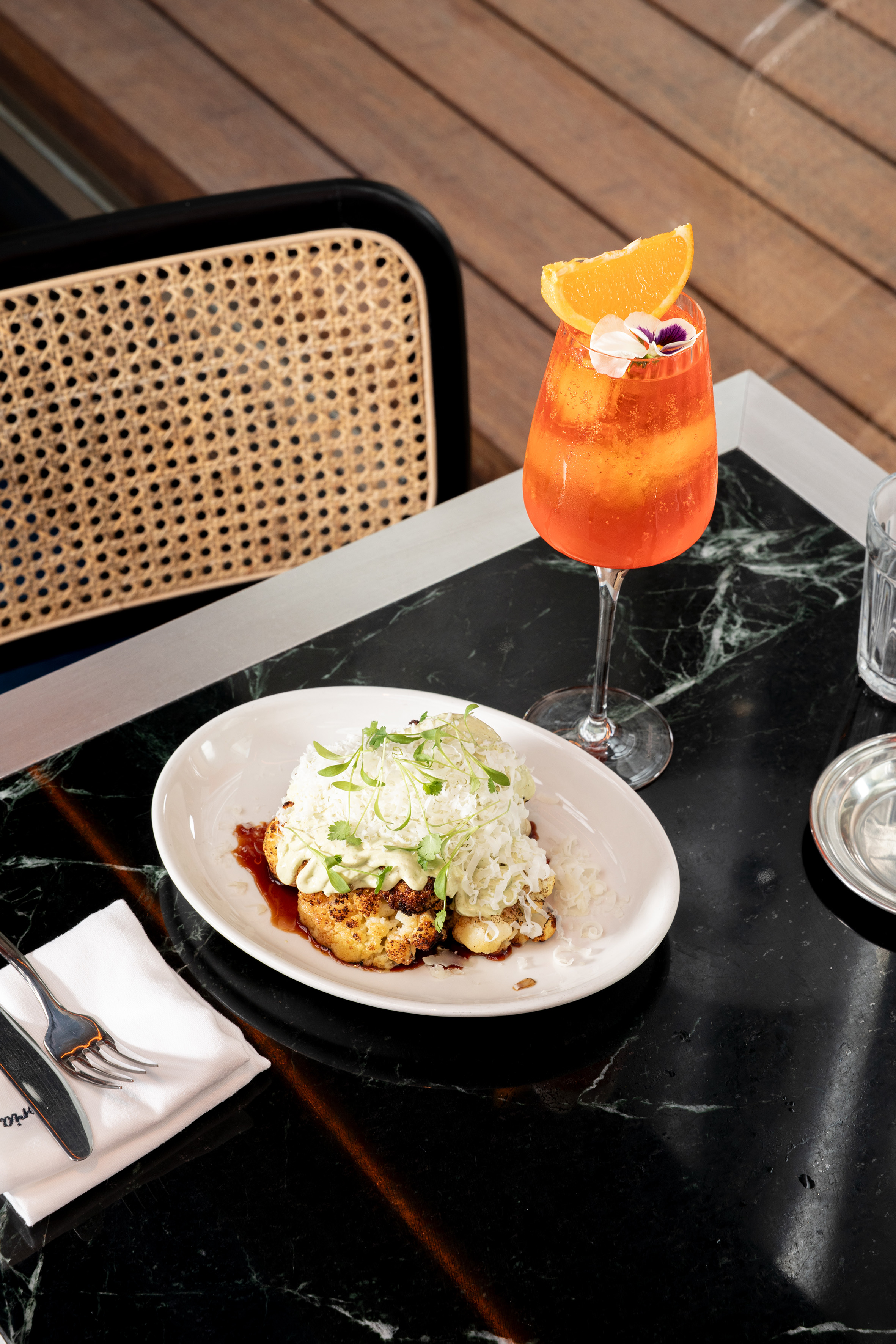 グリーンモジョとパヨヨソースを添えたグリルカリフラワー