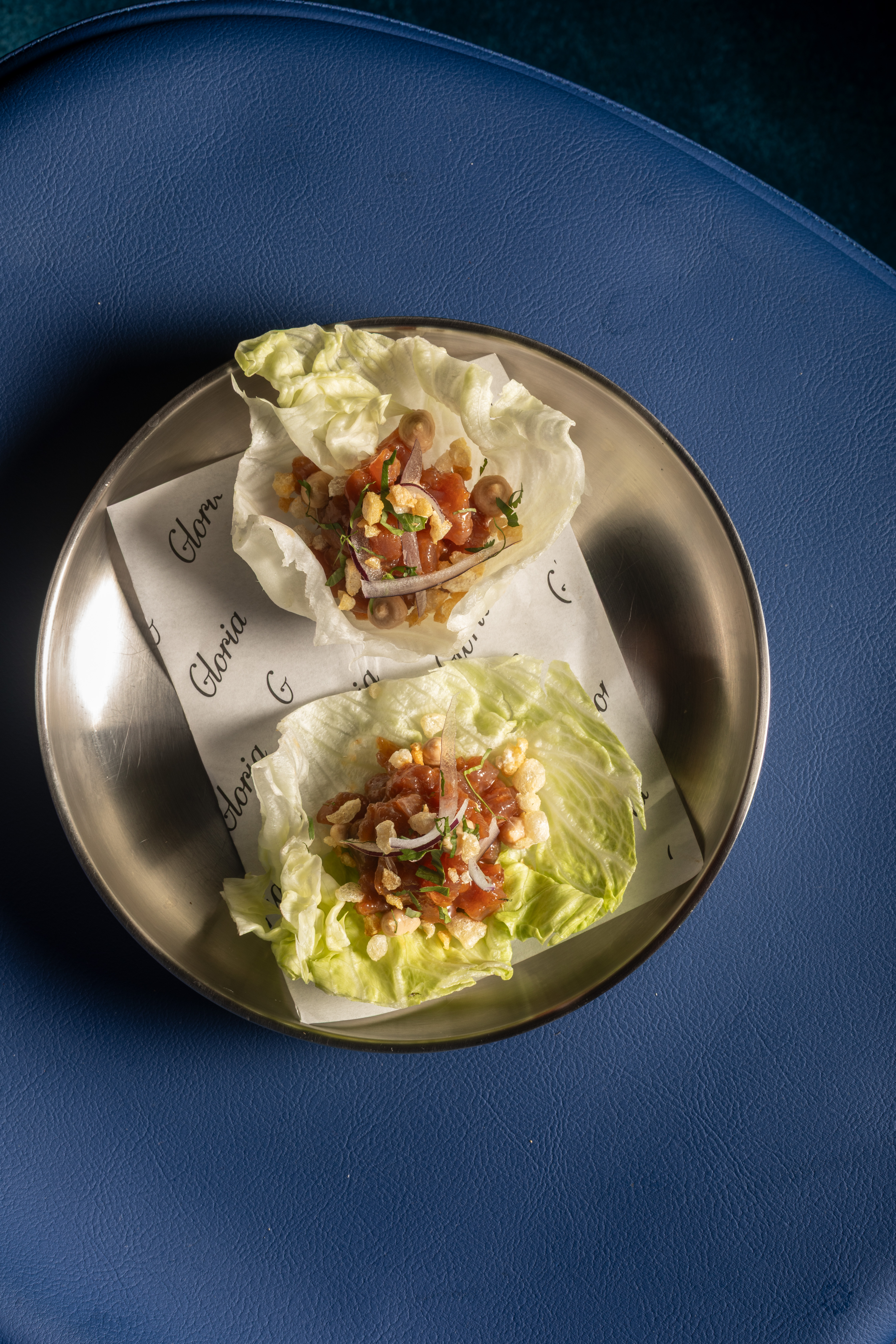 サテソース、クリスピーなイベリアハム、新鮮なハーブを添えたスパイシーなツナサム