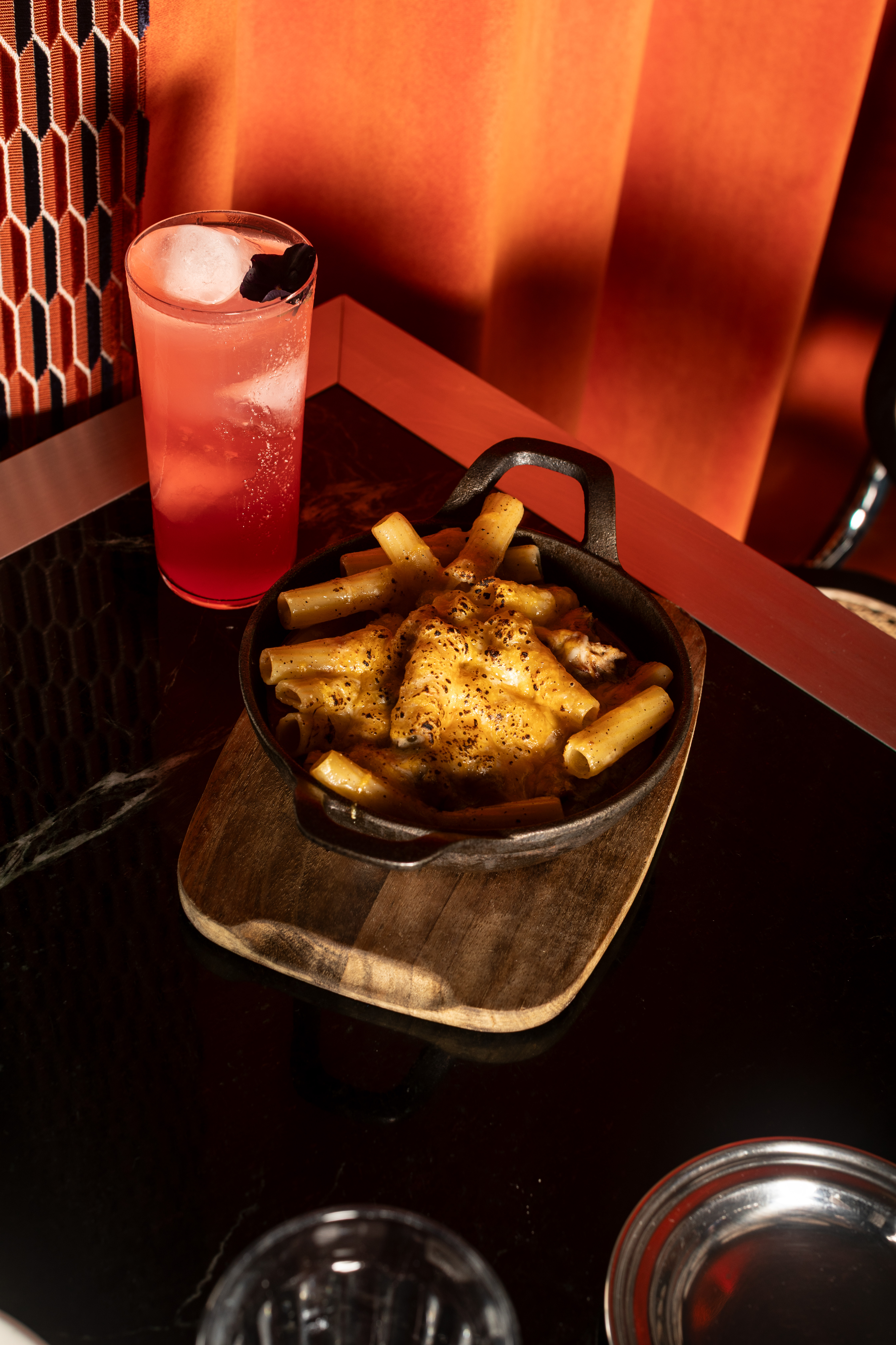 ペッパーソース、プルドポーク、溶けたチーズを添えたリガトーニ