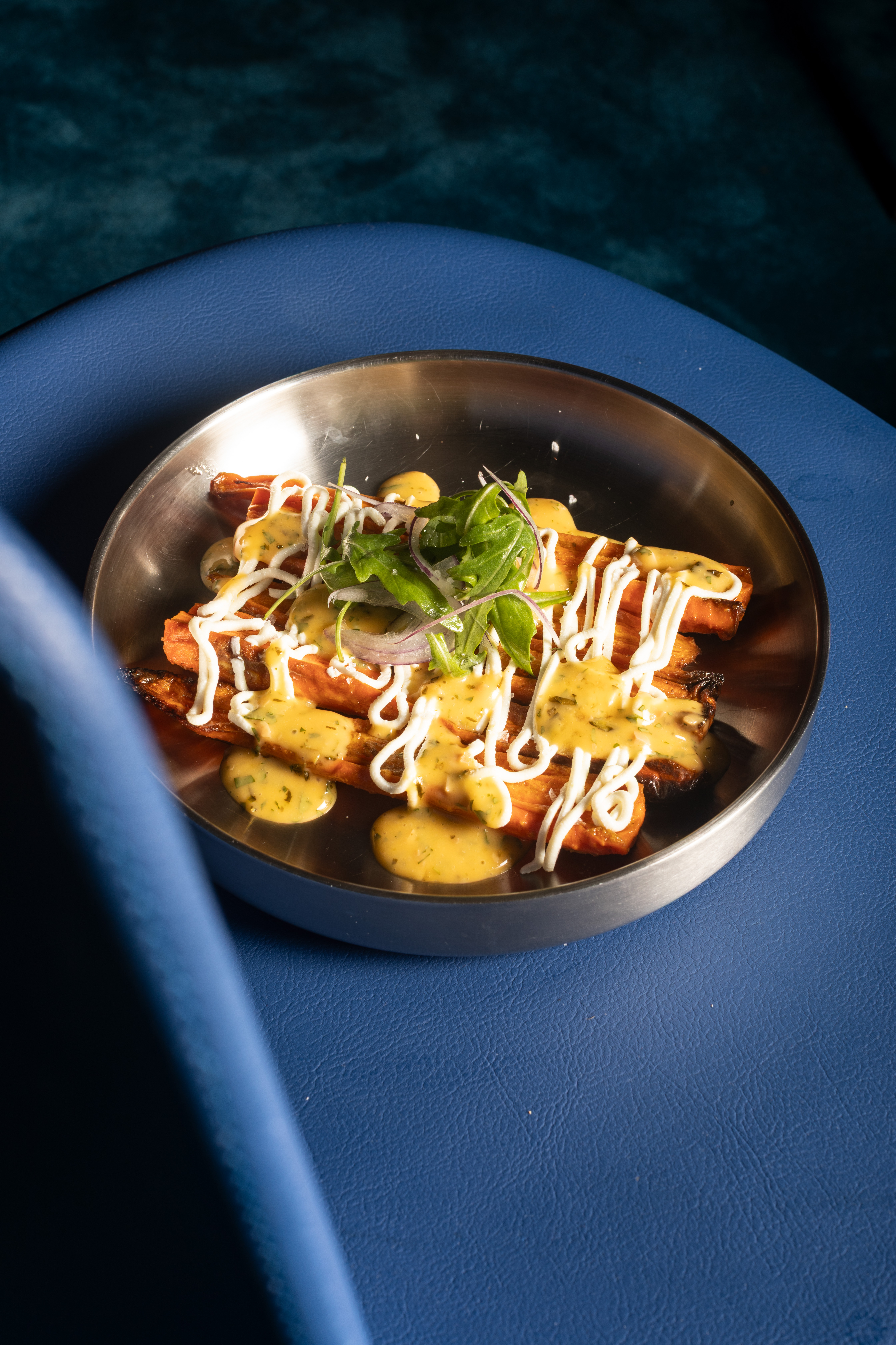 スパイスで味付けしたローストしたニンジン、リコッタチーズ、ルッコラ