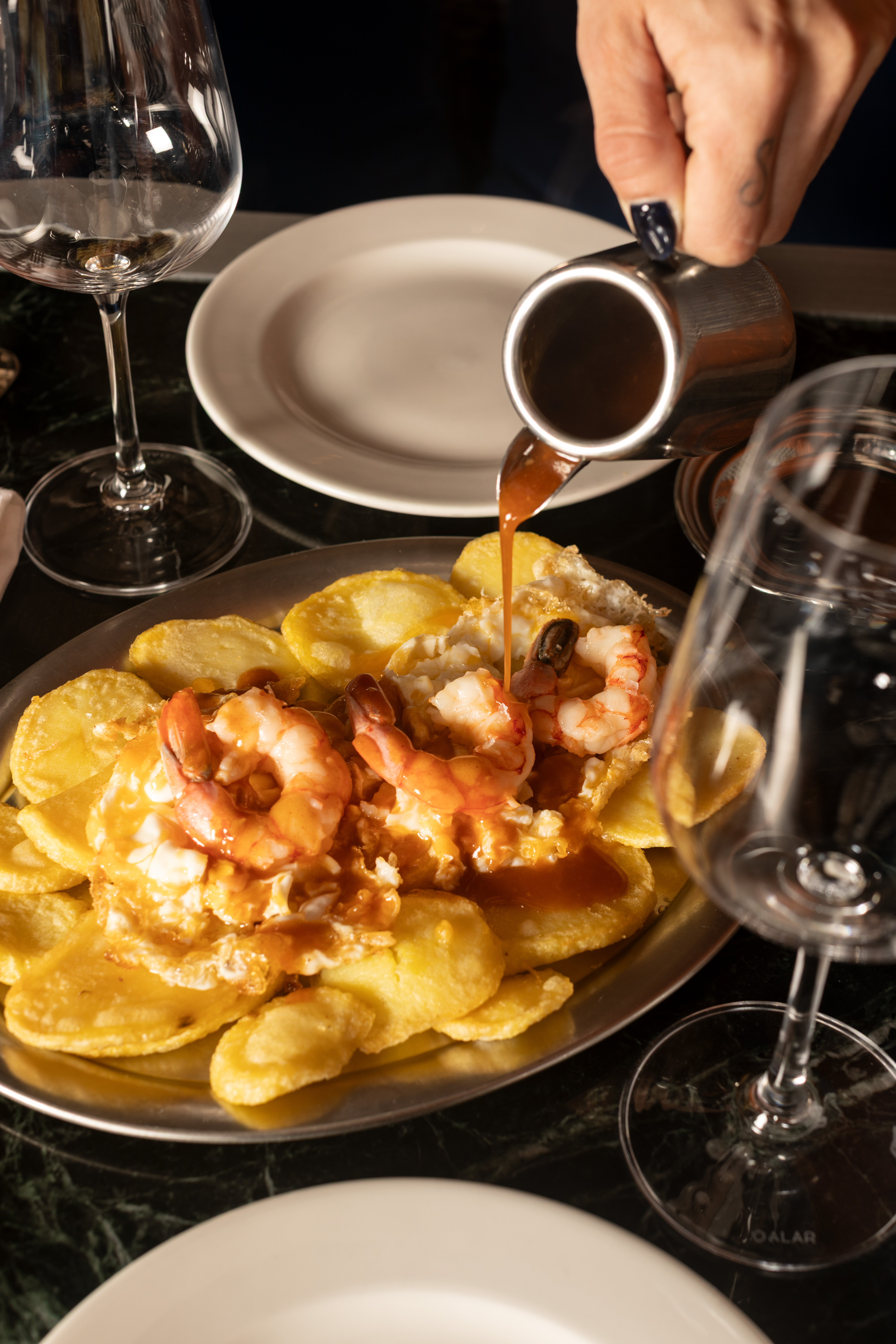 エビ、ポテト、ガーリックソースのスクランブルエッグ