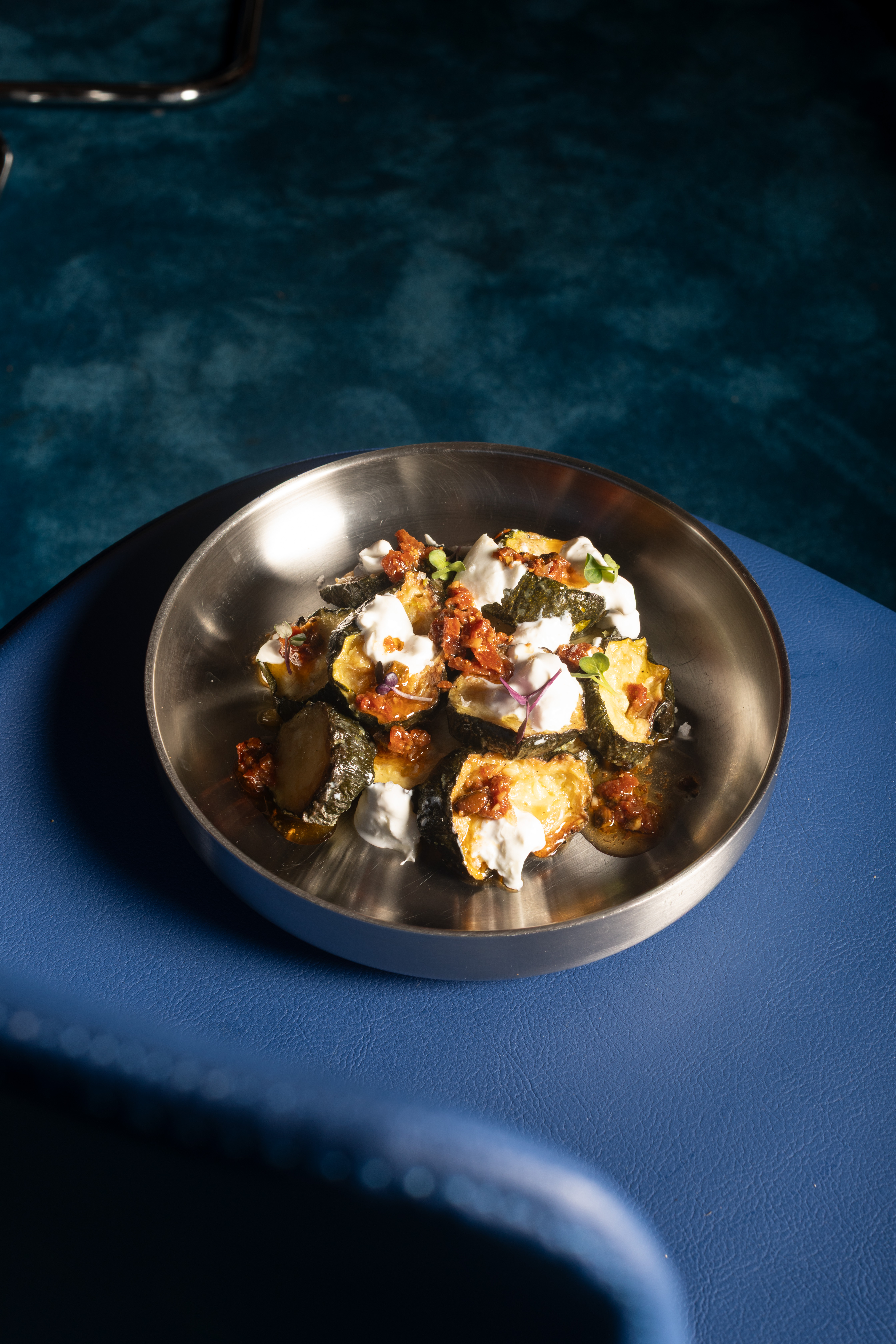 赤いペストとブッラータを添えたローストズッキーニ