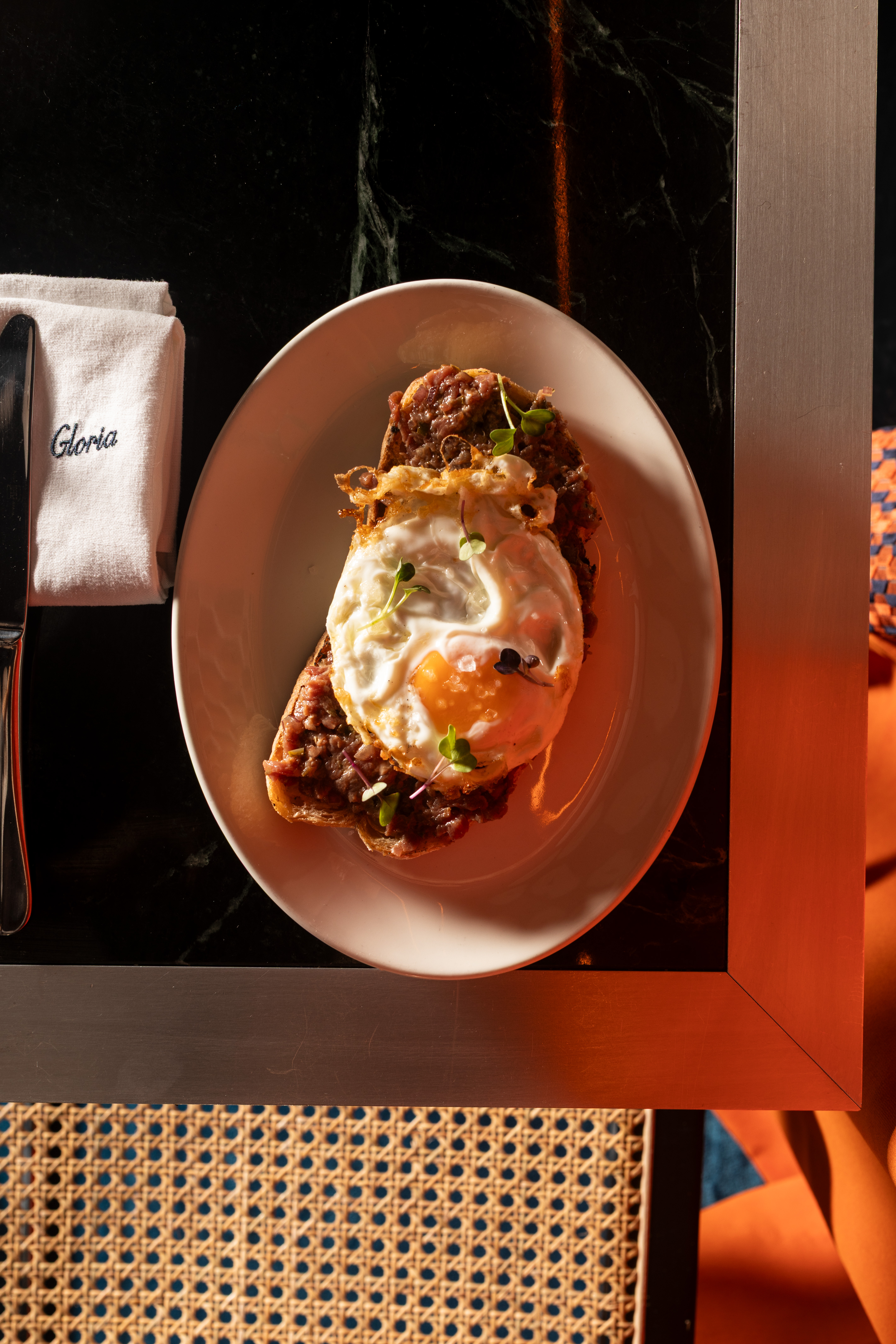 タルタルステーキとカリカリの目玉焼きを添えた素朴なパントースト