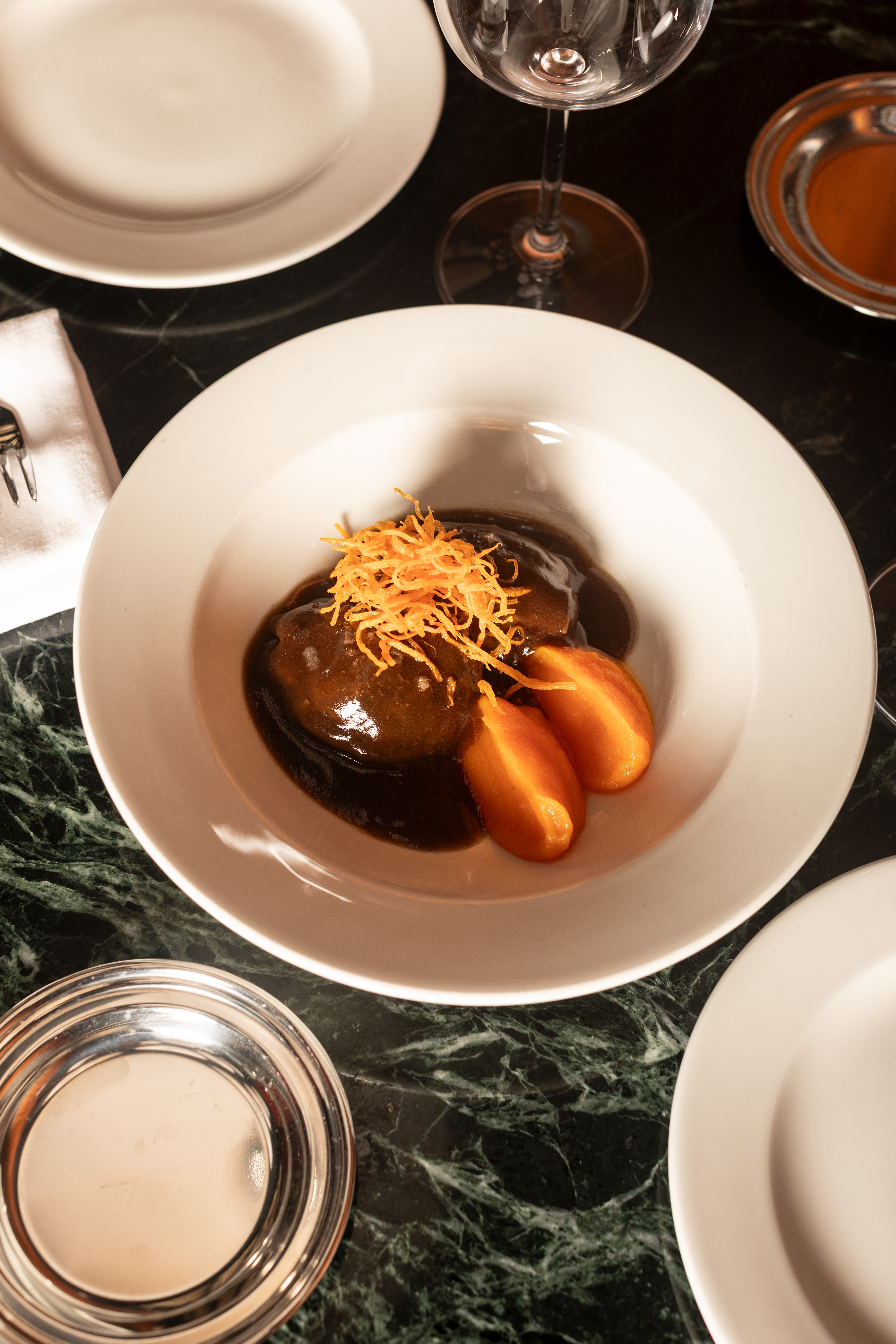 豚ほほ肉のグリル、焼きサツマイモ、バニラ