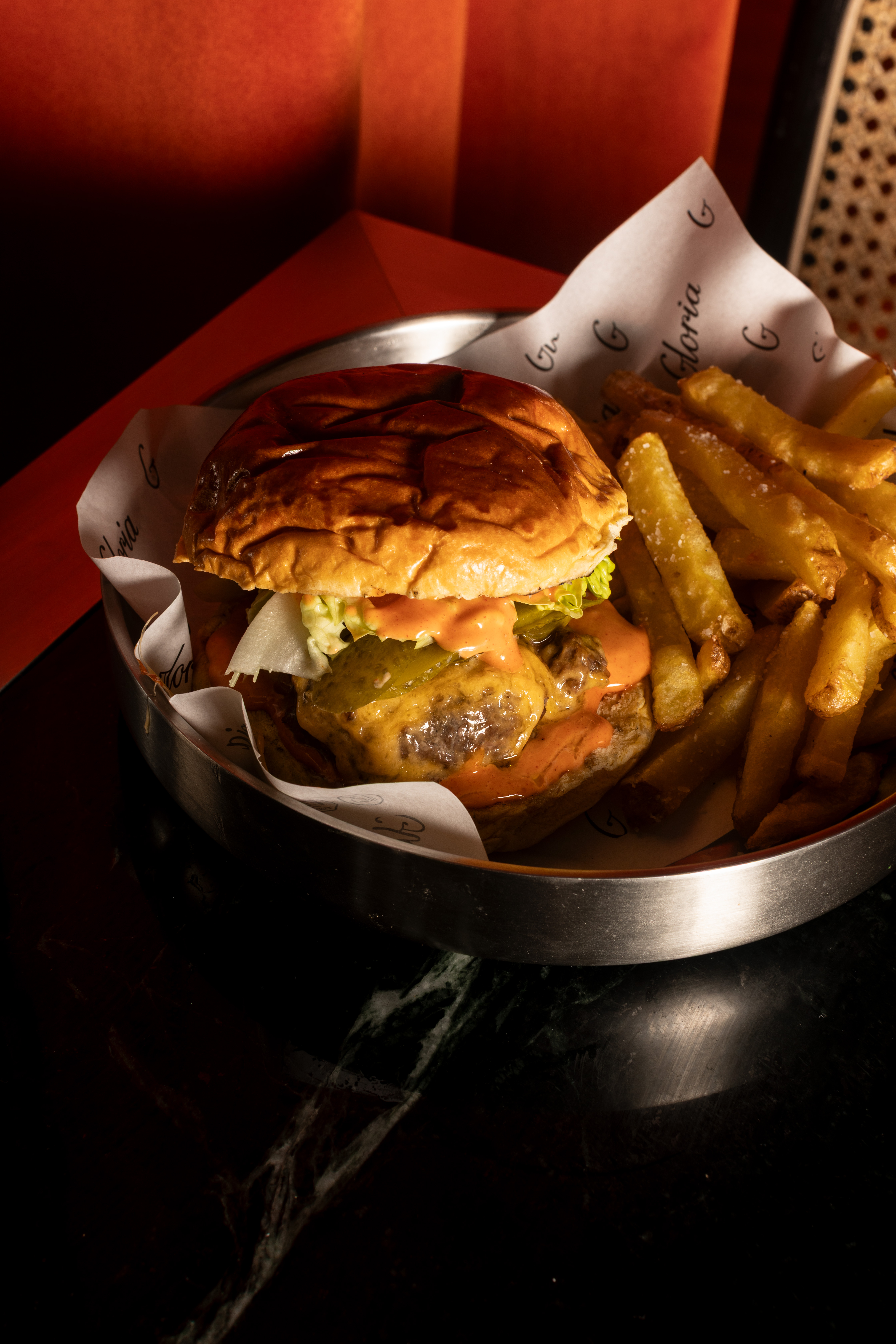 サルサとフライドポテトを添えたバーガー