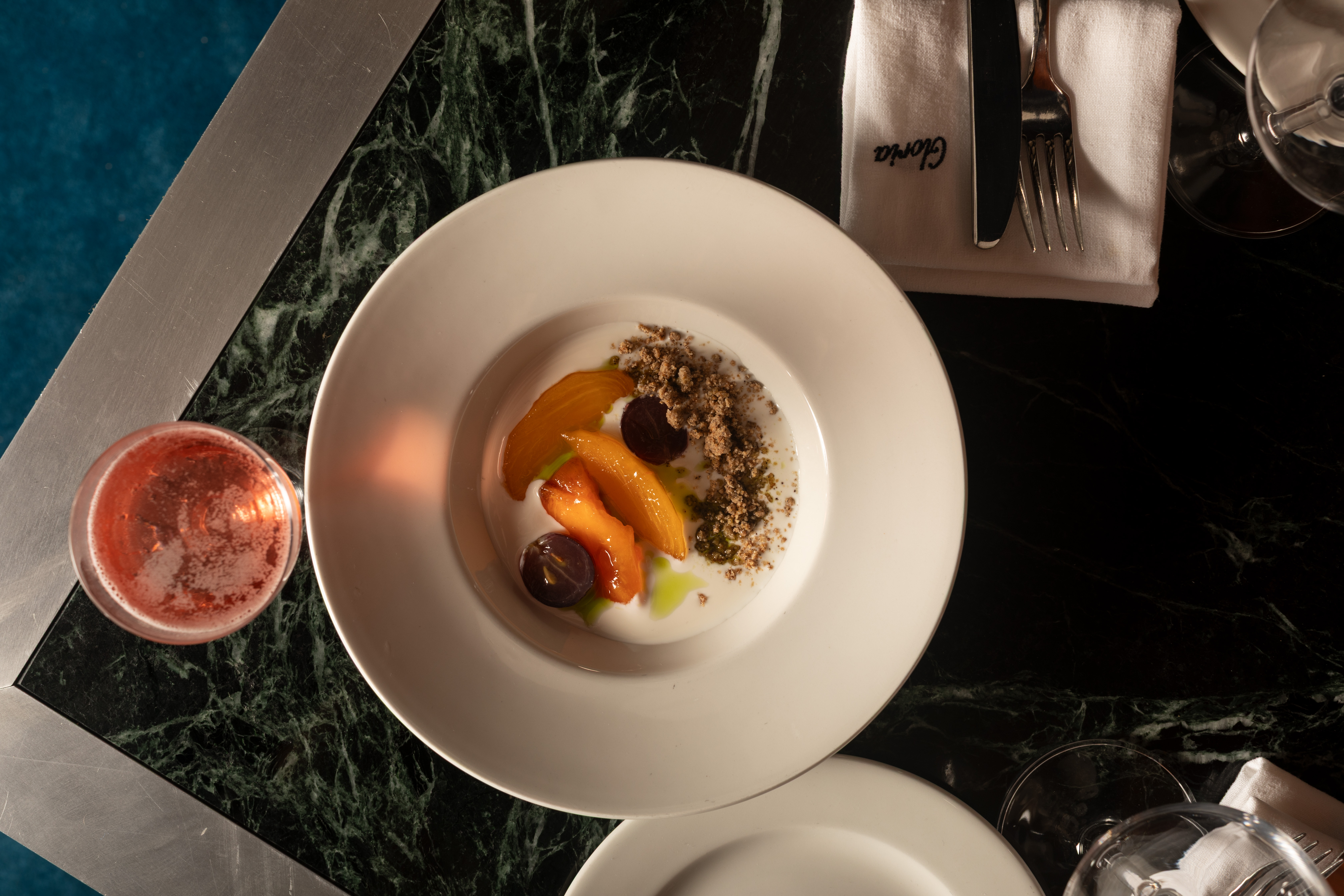 グリルしたフルーツのピクルスとヨーグルト