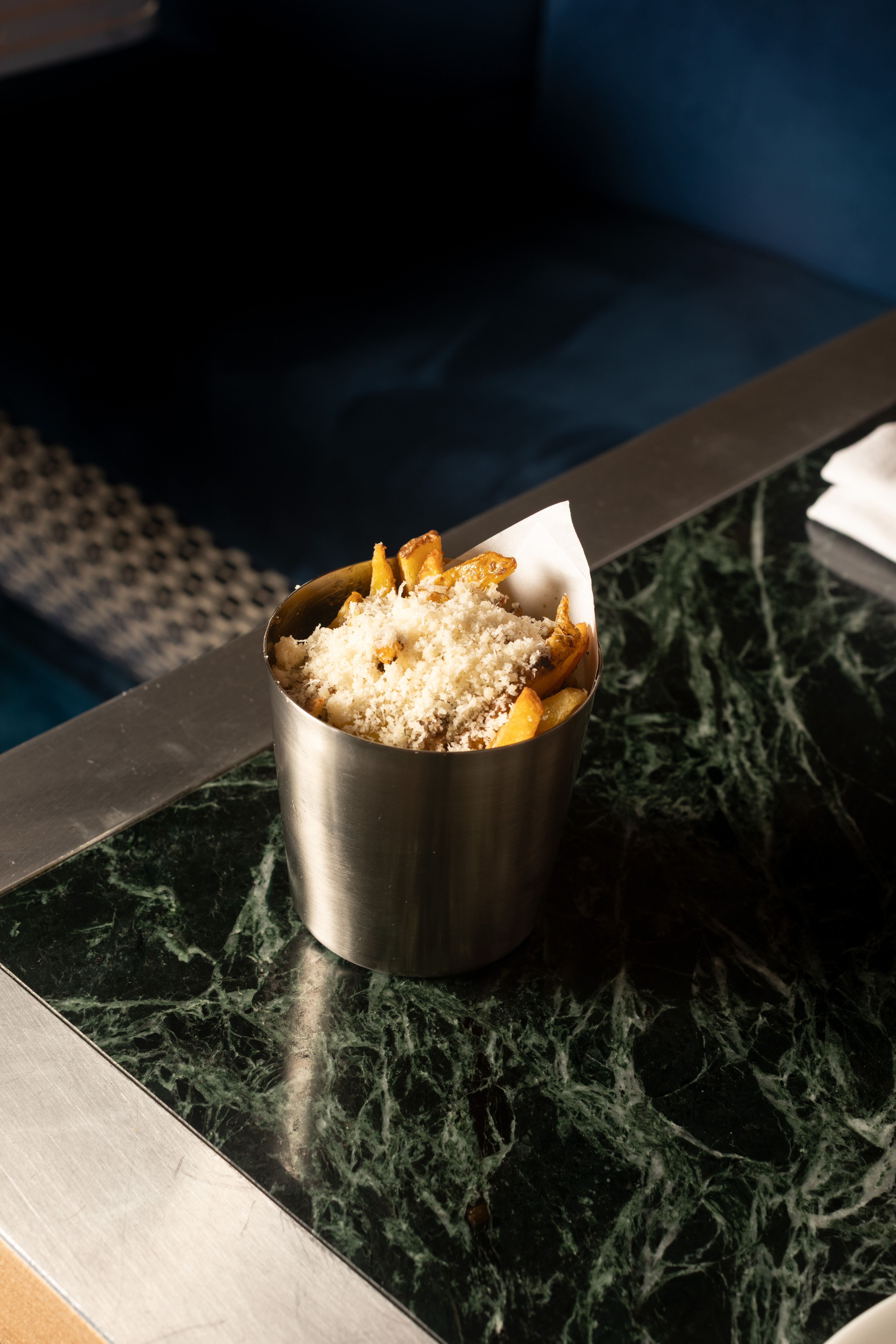 パルメザンチーズとトリュフを添えたフライドポテト