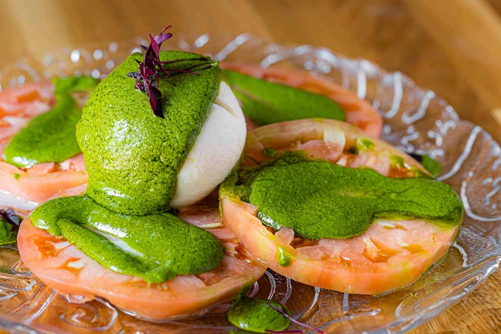 Ensalada de Tomate Rosa de Huerta con Burrata fresca y pesto casero 