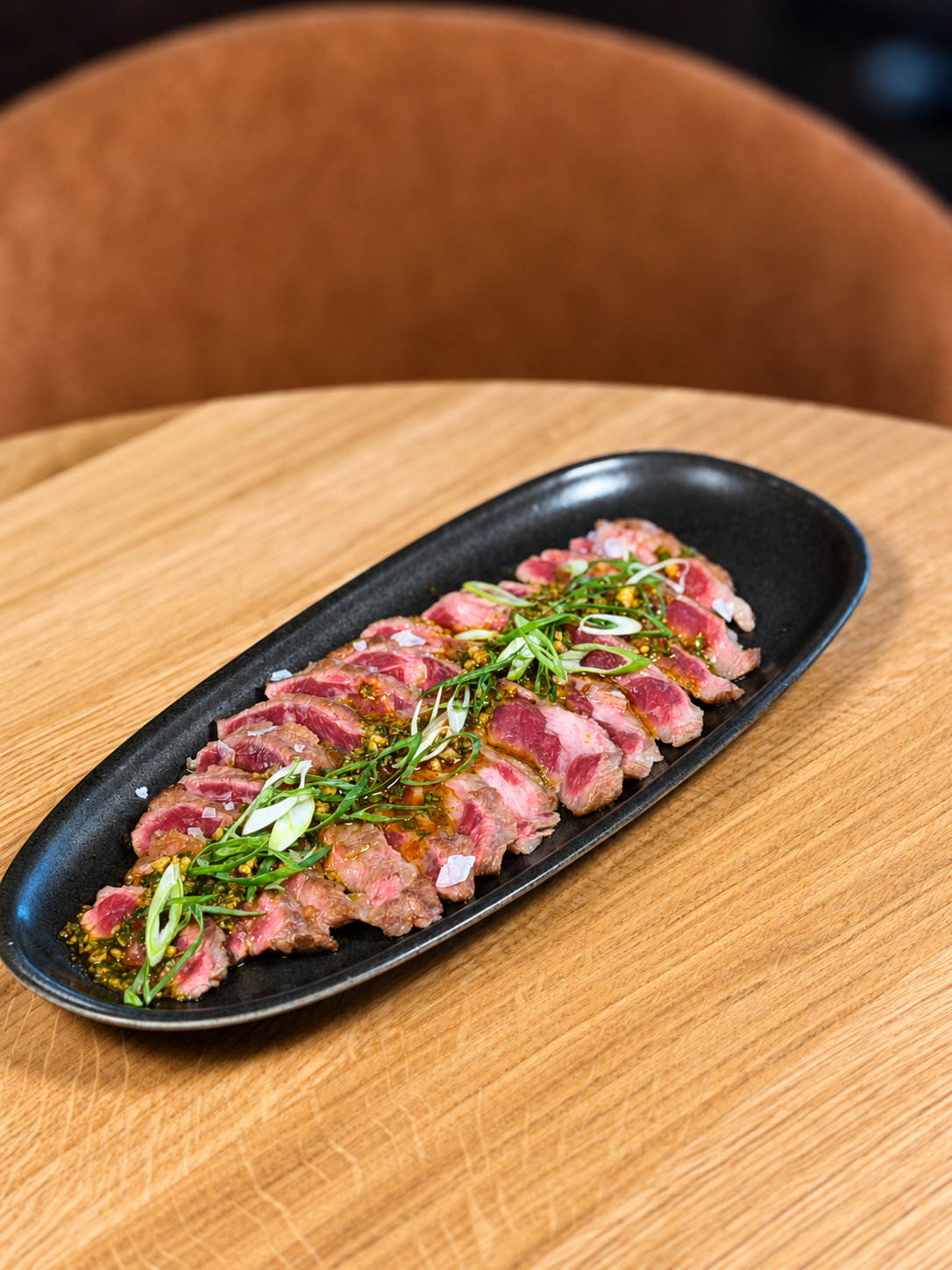 Ventaglio di maiale iberico alla griglia con chimichurri affumicato
