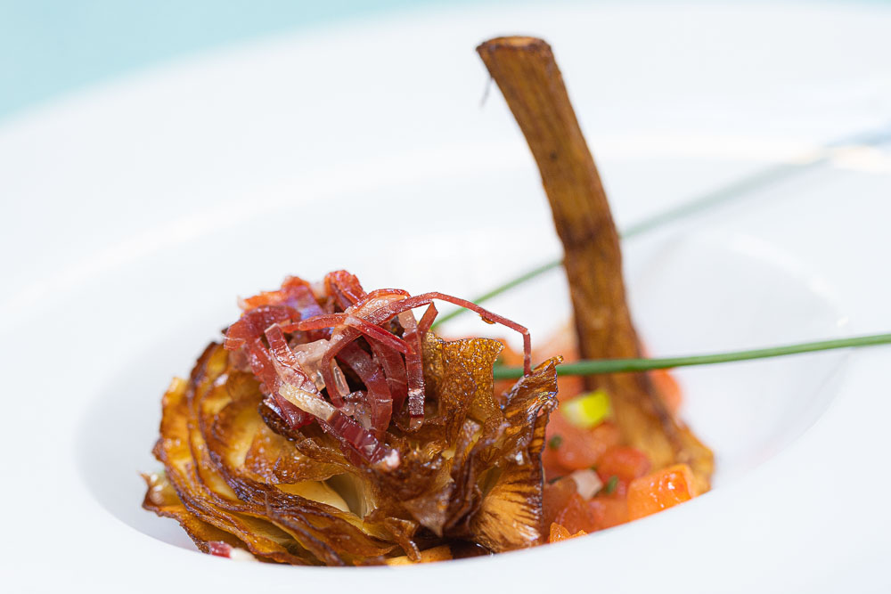Alcachofas crujientes con boronía de tomate y jamón
