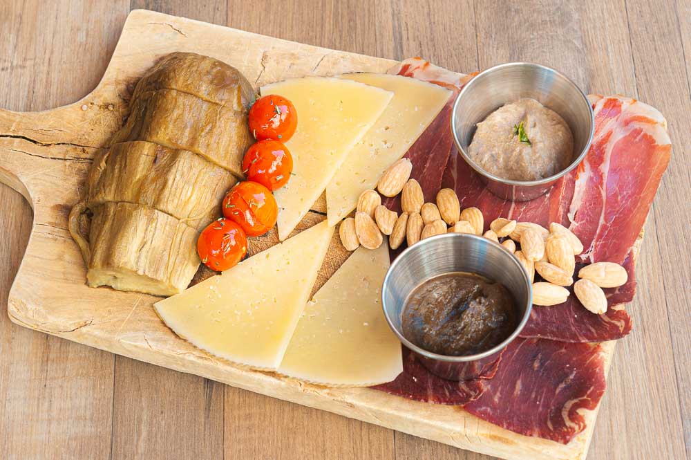 Tabla Antipasto Amicis (Tapenade, Paté de Champiñón, Berenjena Asada, Cecina, Jamón Ibérico y Queso Curado)