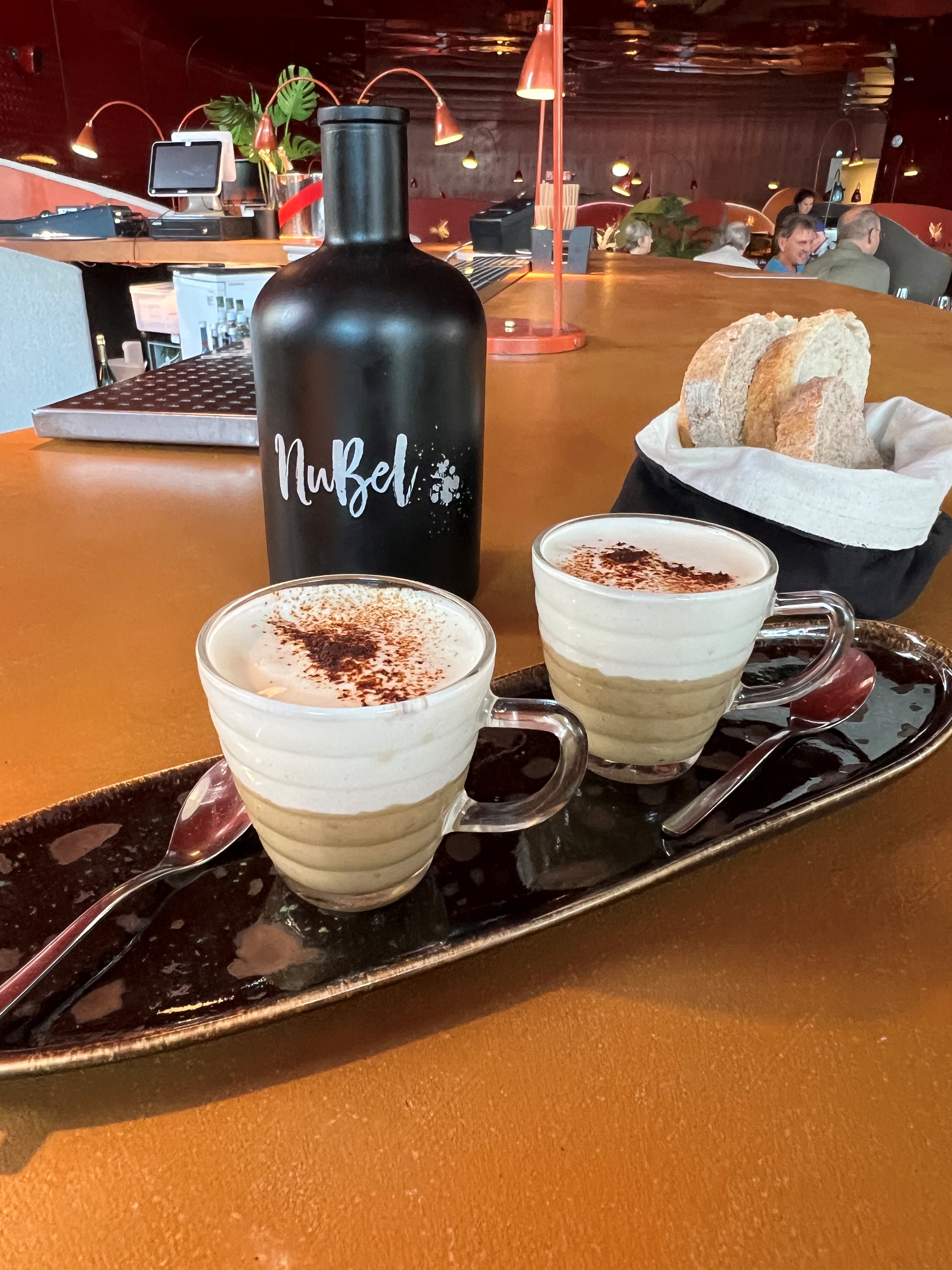 Aperitivo, pan y agua filtrada. Asociado solo a comidas y cenas.