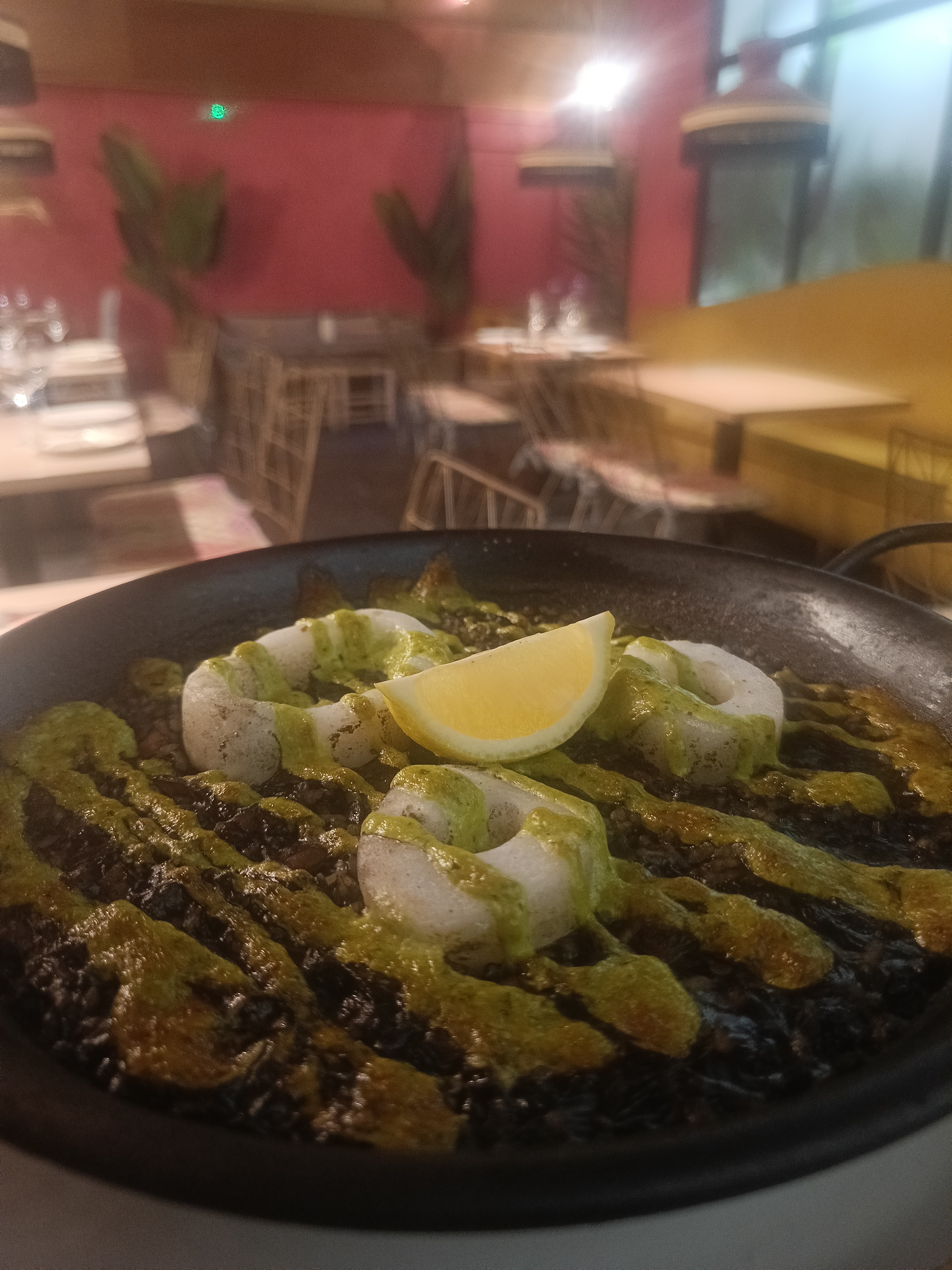 Arroz negro de calamares y alioli verde gratinado 