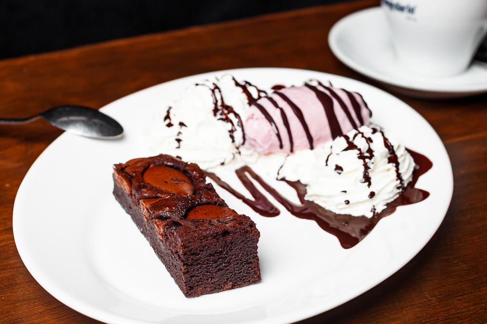 Brownie de chocolate com sorvete de baunilha