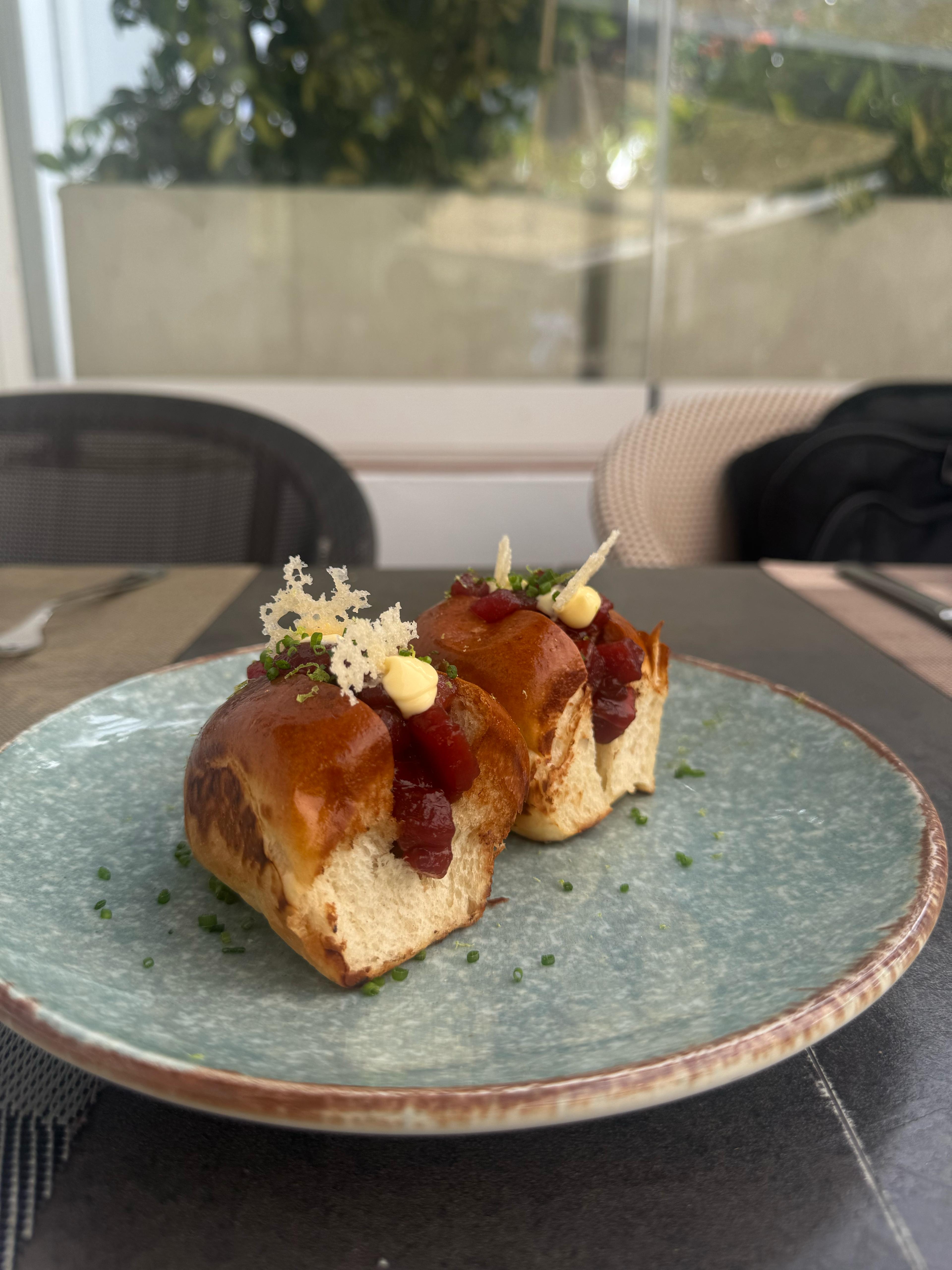 BRIOCHE DE ATÚN CON CRUJIENTE PARMESANO