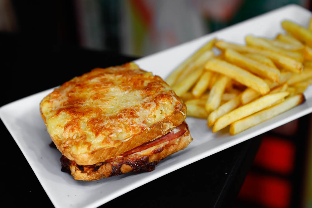 Brot mit gebackenem Käse