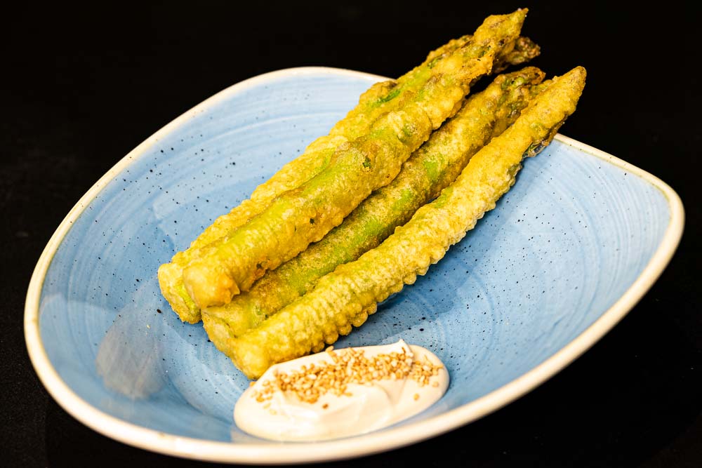 Asparagi verdi in tempura con maionese alla soia