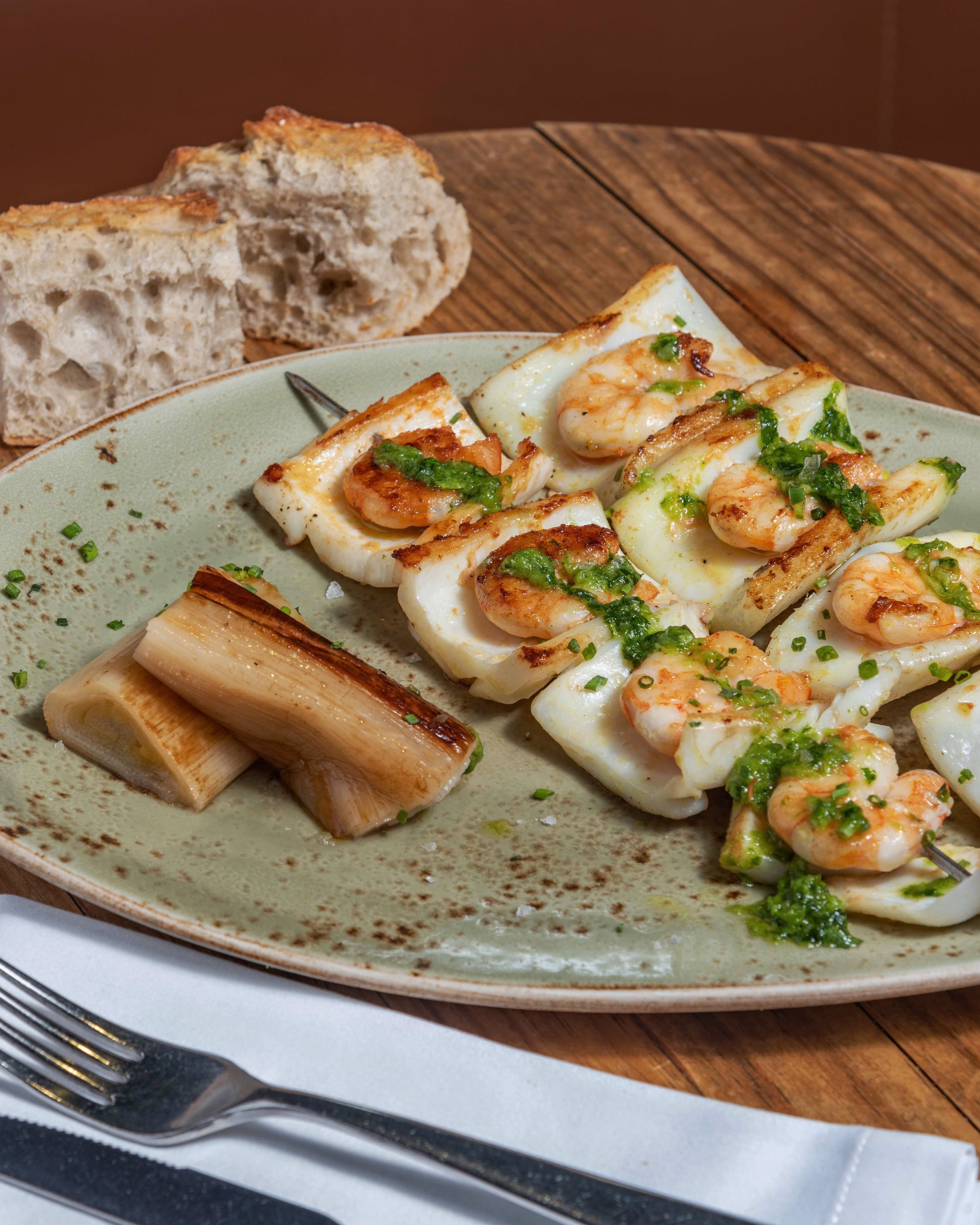 Rote garnelen und gegrillt tintenfisch-brochette mit knoblauch- und petersilienvinaigrette