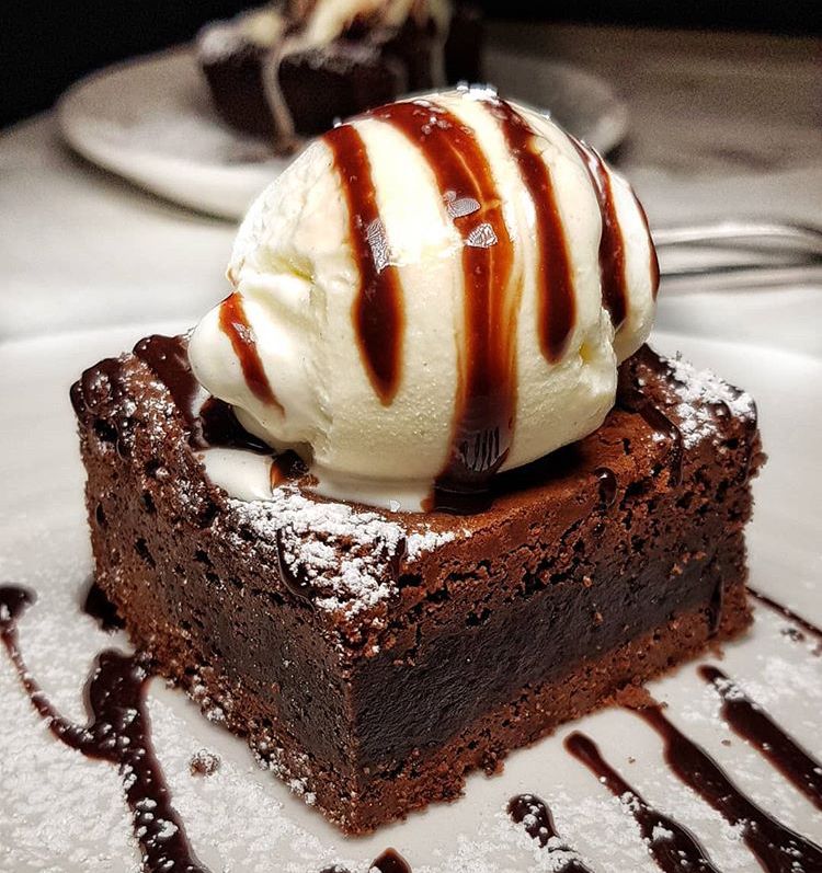 Schokoladen-Brownie mit Vanilleeis