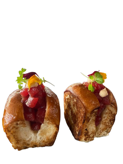 바삭한 파마산 치즈를 곁들인 참치 브리오슈