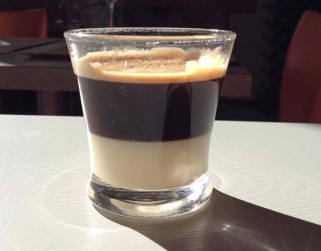 Café con nata o bombón