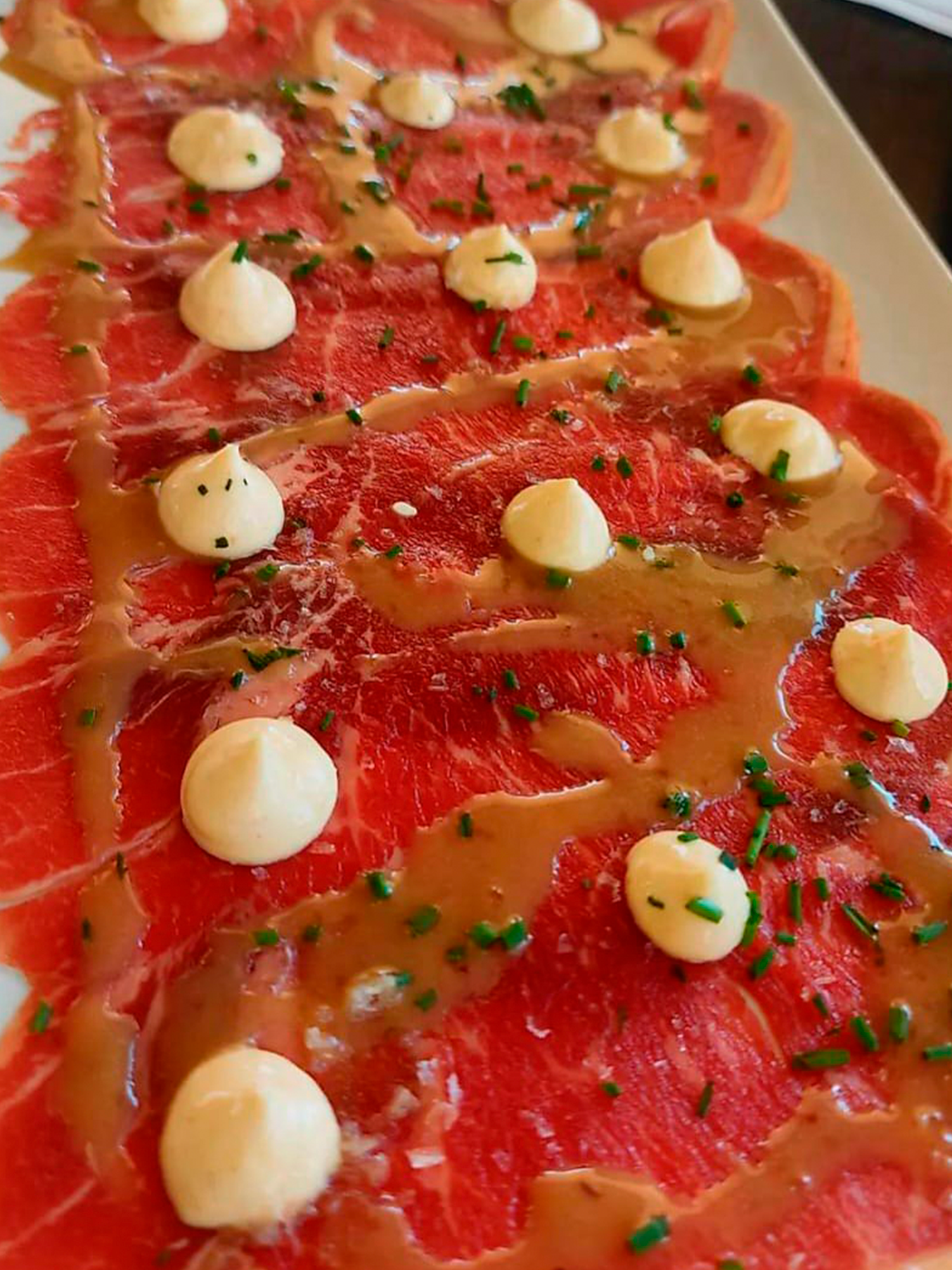 CARPACCIO DE CARNE COM FRUTAS VERMELHAS E VINAGRETE DE MAIO