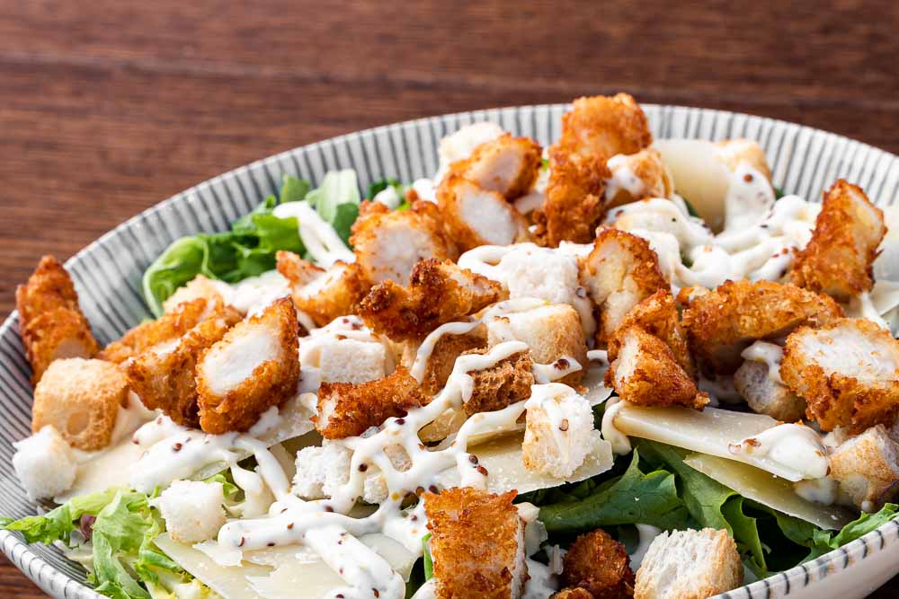 Ensalada César con parmesano al taglio