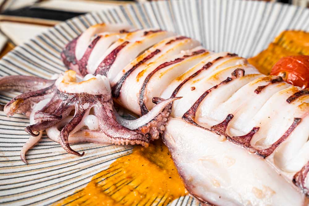 Calamar entero al Josper con "all i oli" casero