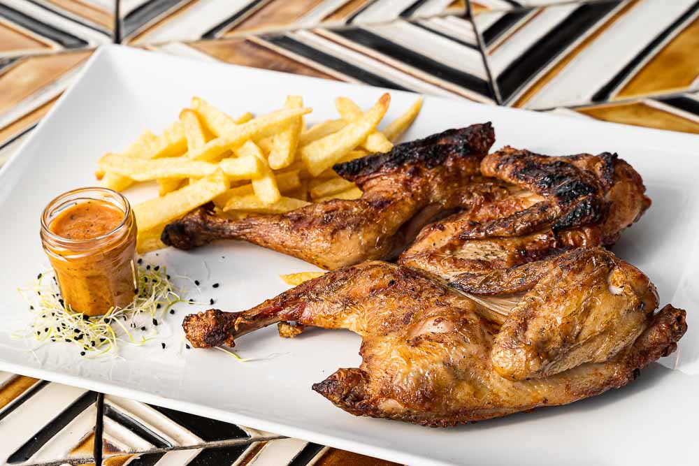 Pollo de corral con limón, ajo y hierbas frescas