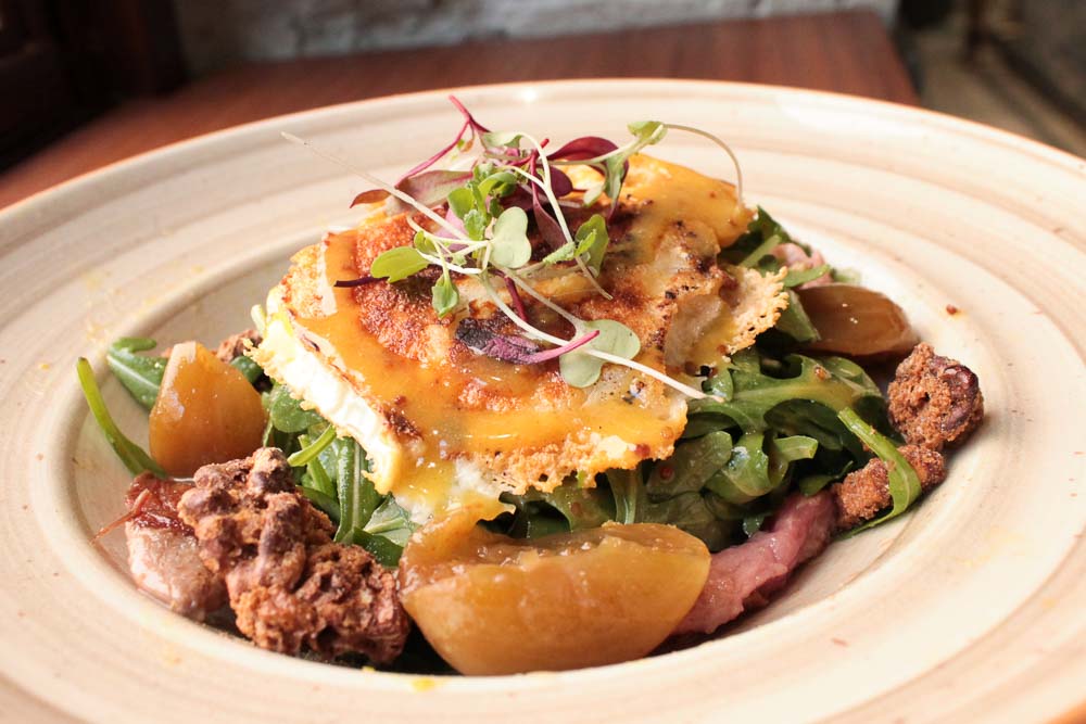 Hambúrguer de chouriço, chutney de manga, queijo havarti