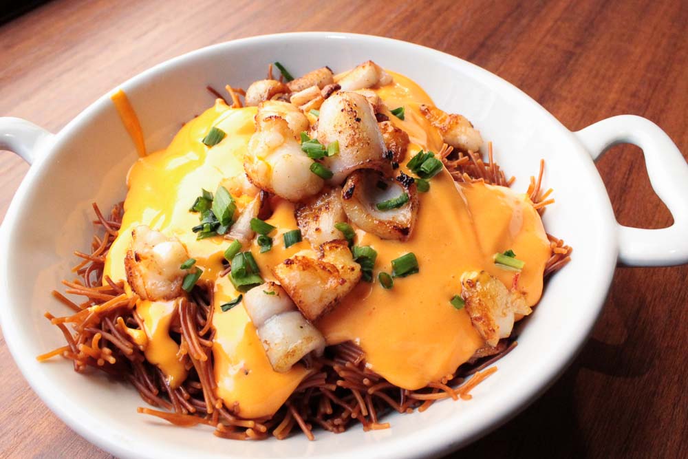 Macarrão com camarão e lula com molho aioli