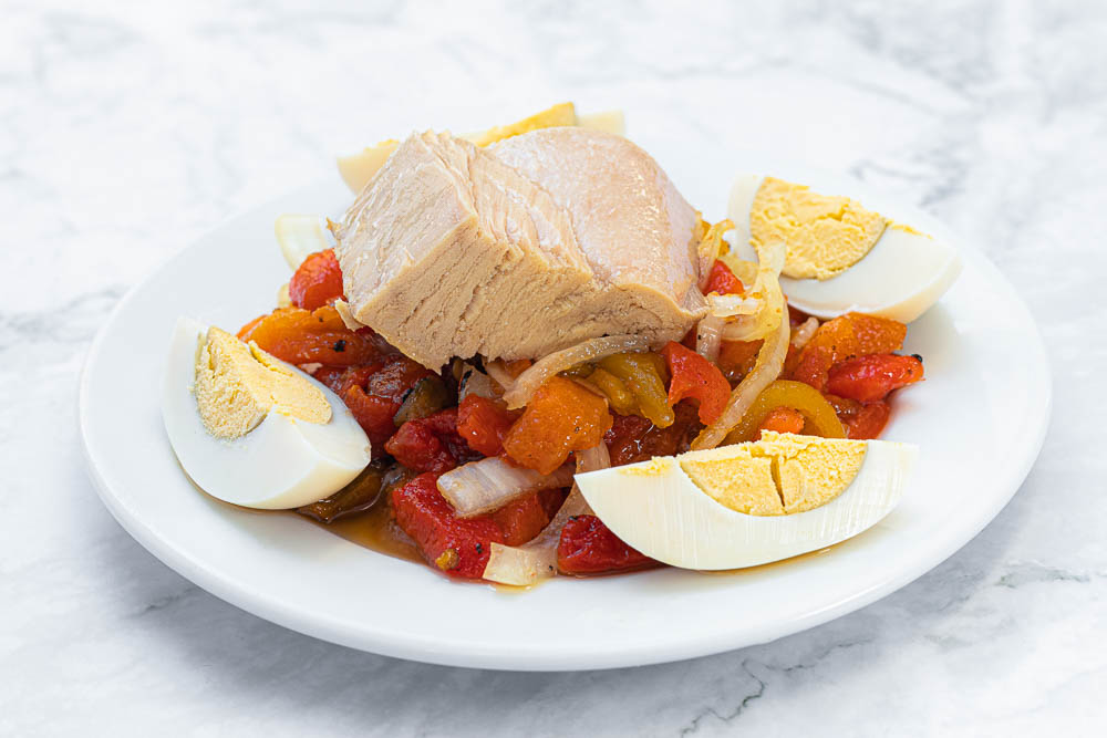 Roasted pepper salad with tuna in olive oil