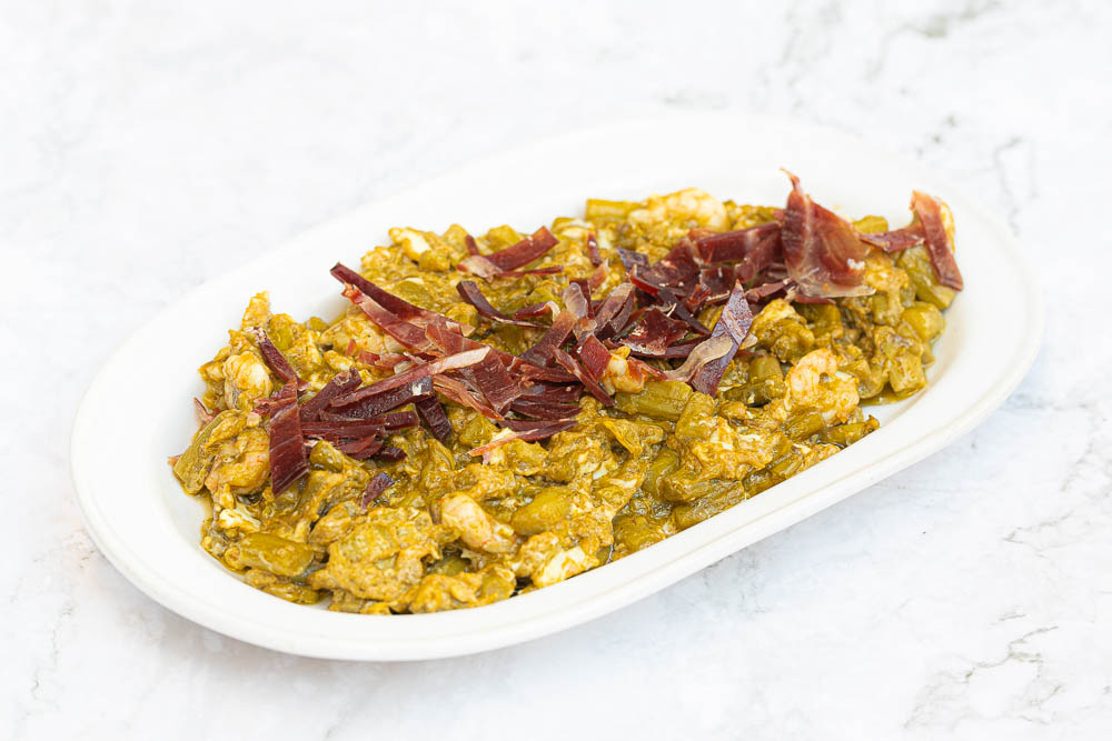 Uova strapazzate e asparagi verdi