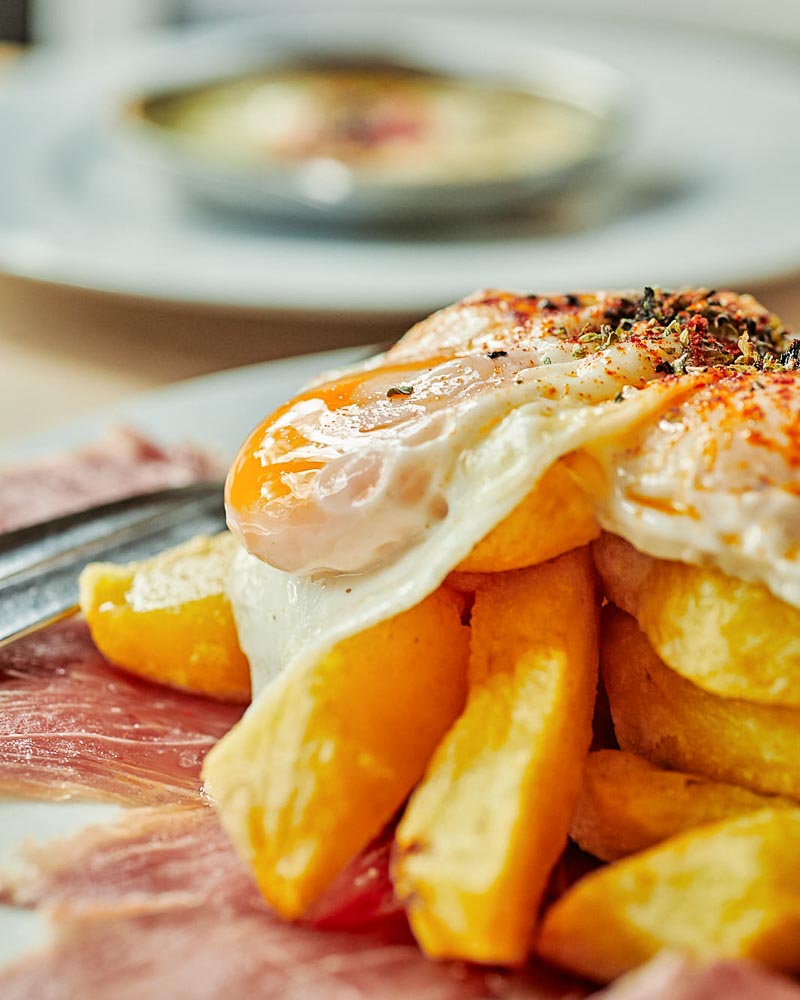 Huevos rotos con jamón