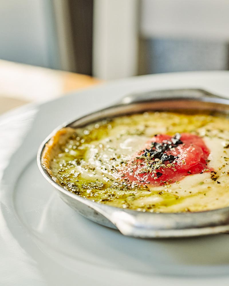Provolone a la parrilla con espuma de tomate seco