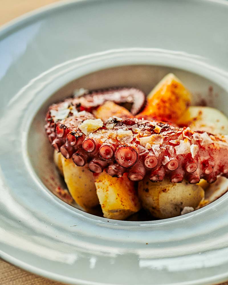 Pulpo a la brasa con patatas