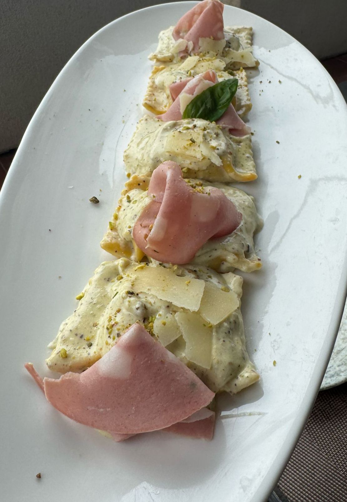 RAVIOLIS de burrata con tomates cherry y lonchas de mortadella