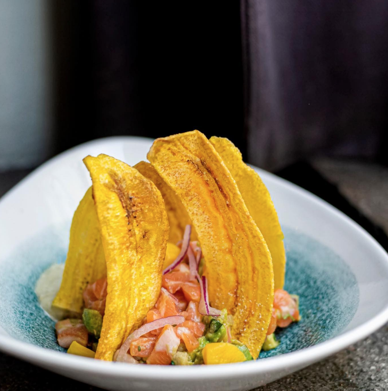 Ceviche de salmón, mango, aguacate y leche de tigre con plátano macho frito