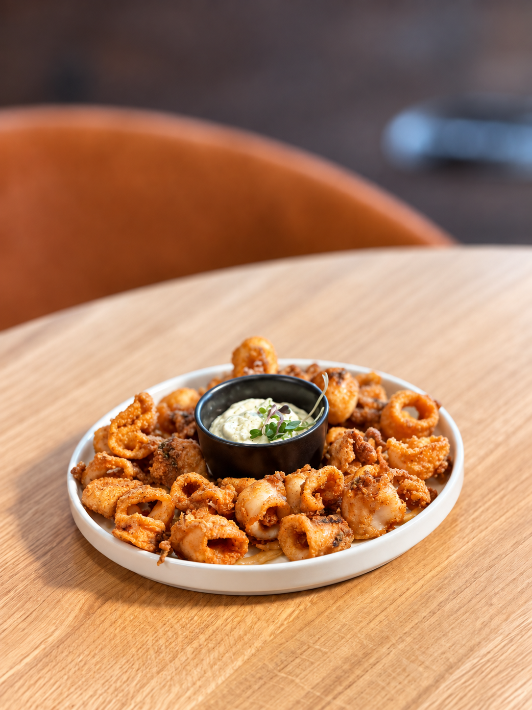 Calamaretti fritti con cipollotto e scorza di lime