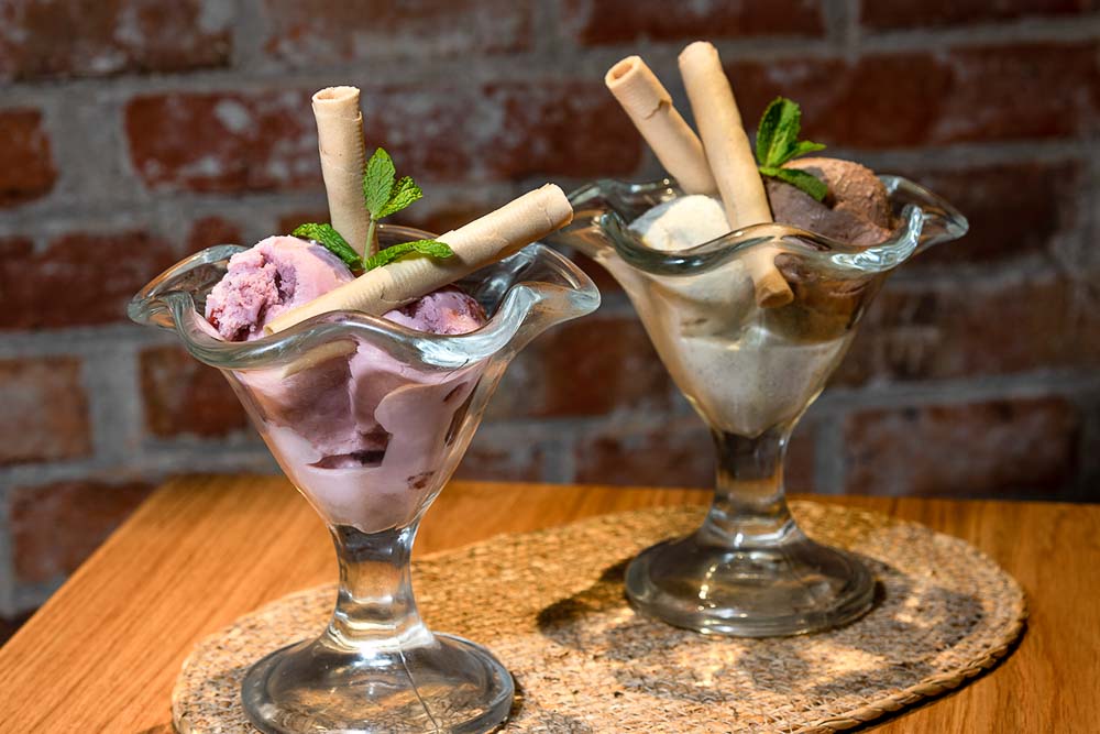 Copa de helado artesano y su barquillo (3 bolas)