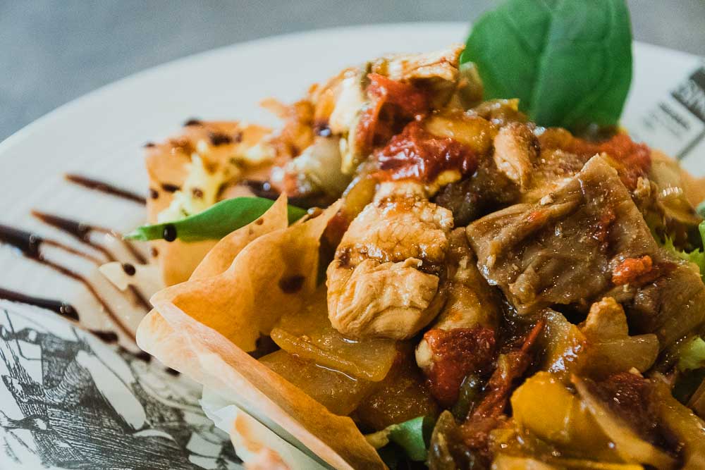 中華鍋で調理した鶏肉と野菜