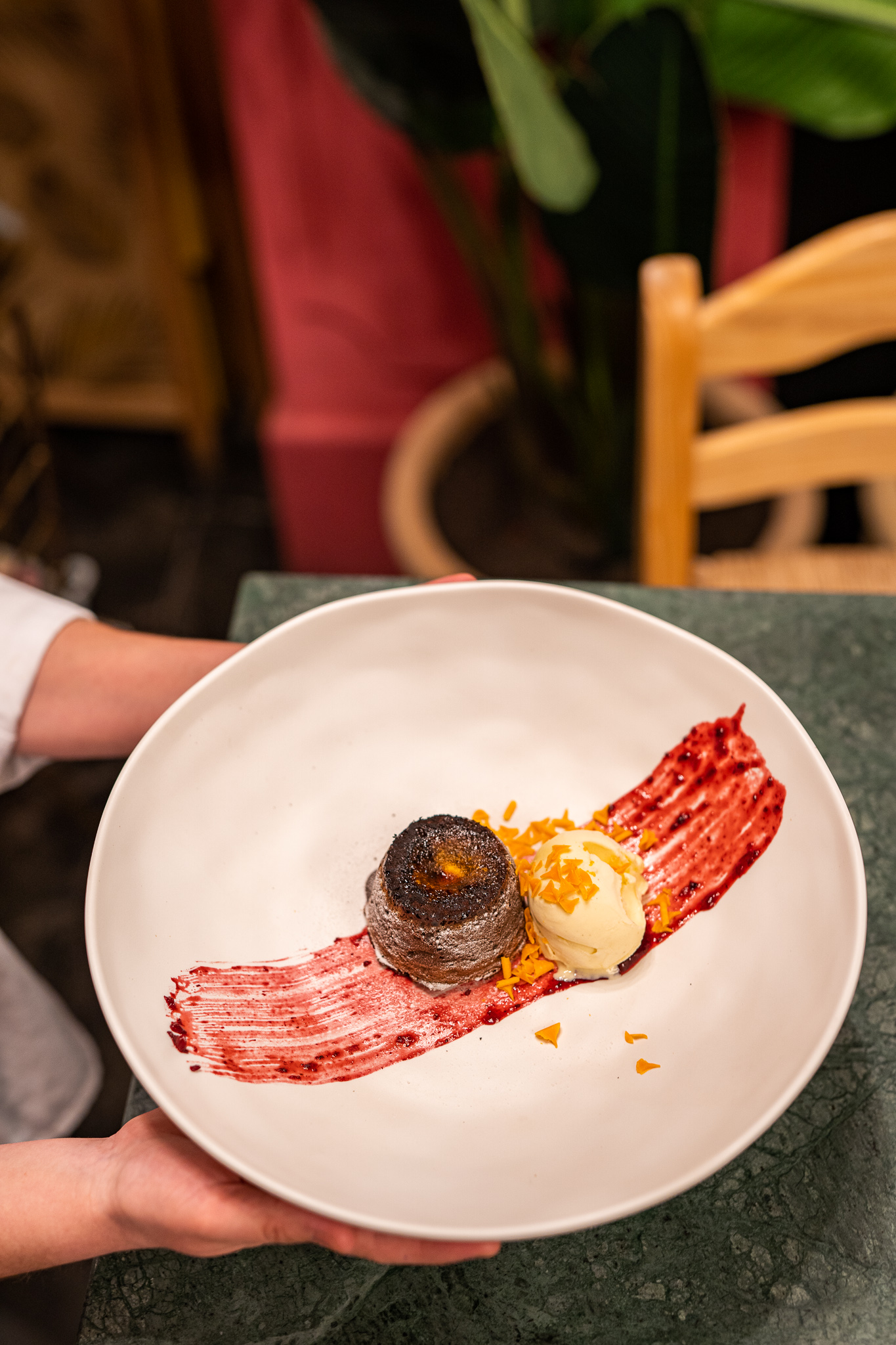 Coulant de chocolat flambé avec coulis de fruits des bois et glace à la vanille