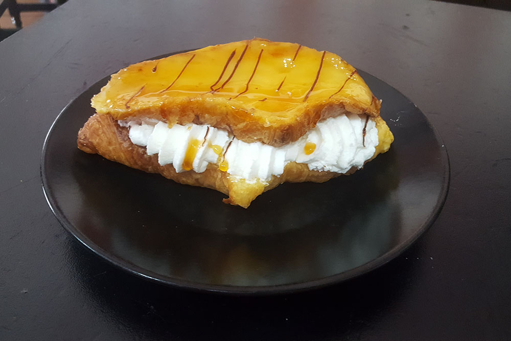 Croissant mit Schlagsahne