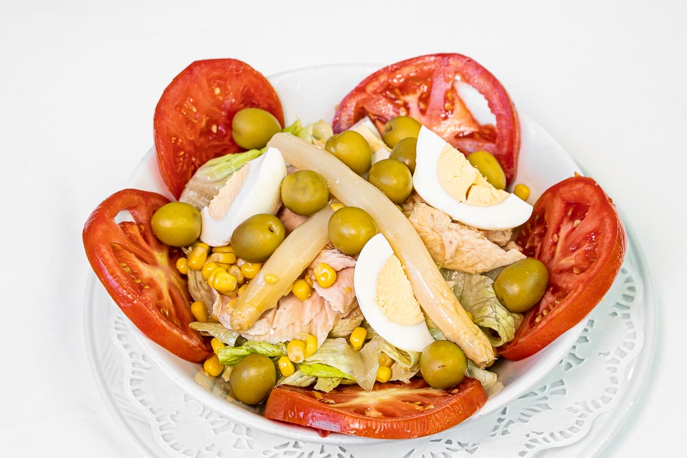 Salat, Tomate, Ei, Olive, Mais, Thunfisch, Spargel