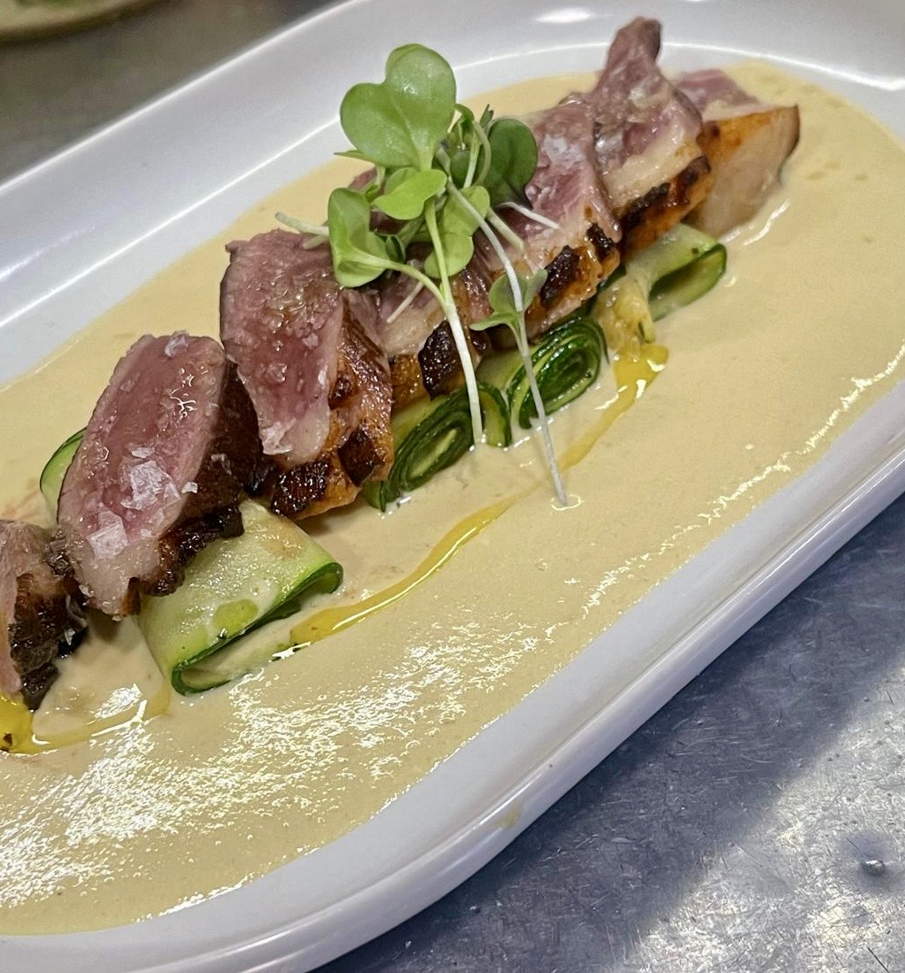 Magret de canard au pak choï, crème de coco au curry et cacahuète