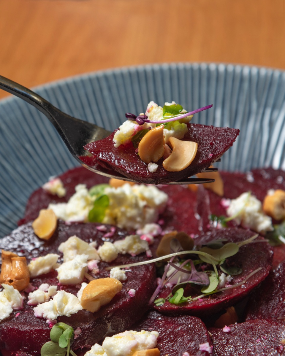 Ensalada de remolacha con queso feta, anacardos & nueces con vinagreta de lima