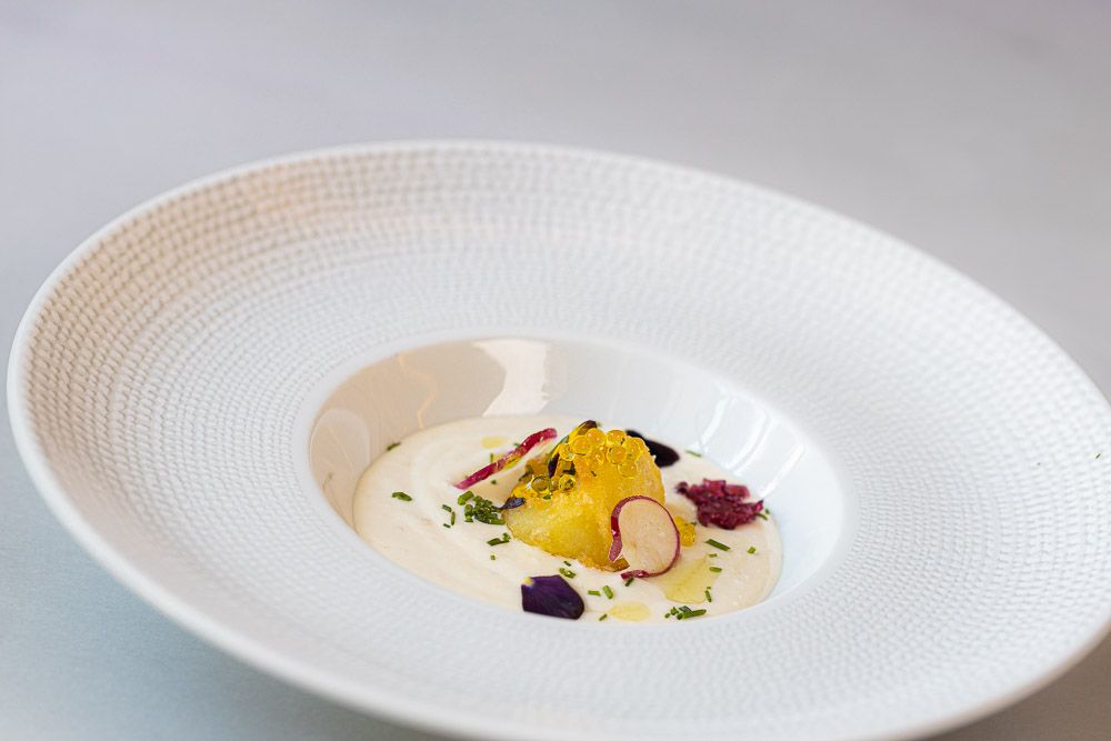 3º Prato: Creme de pinhão com tempura de vieiras, chips de banana e framboesa