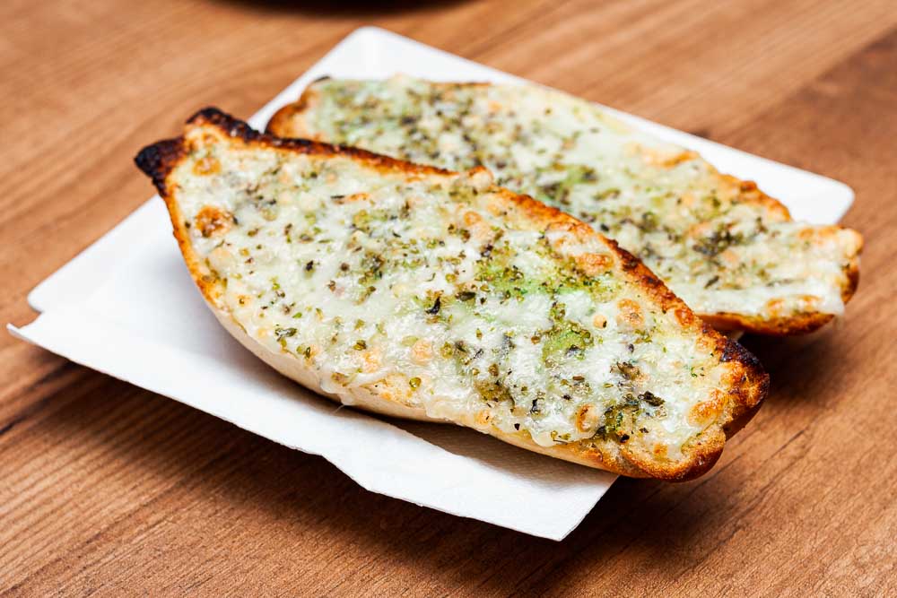 Garlic bread with mozzarella 